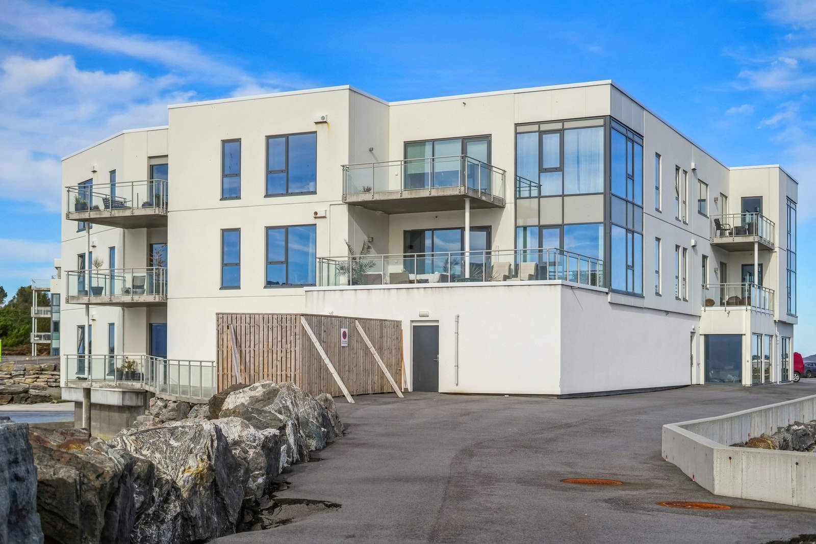 PrivatMegleren presenterer en rålekker 4-roms selveierleilighet med høy standard, garasjeplass - Galleribilde