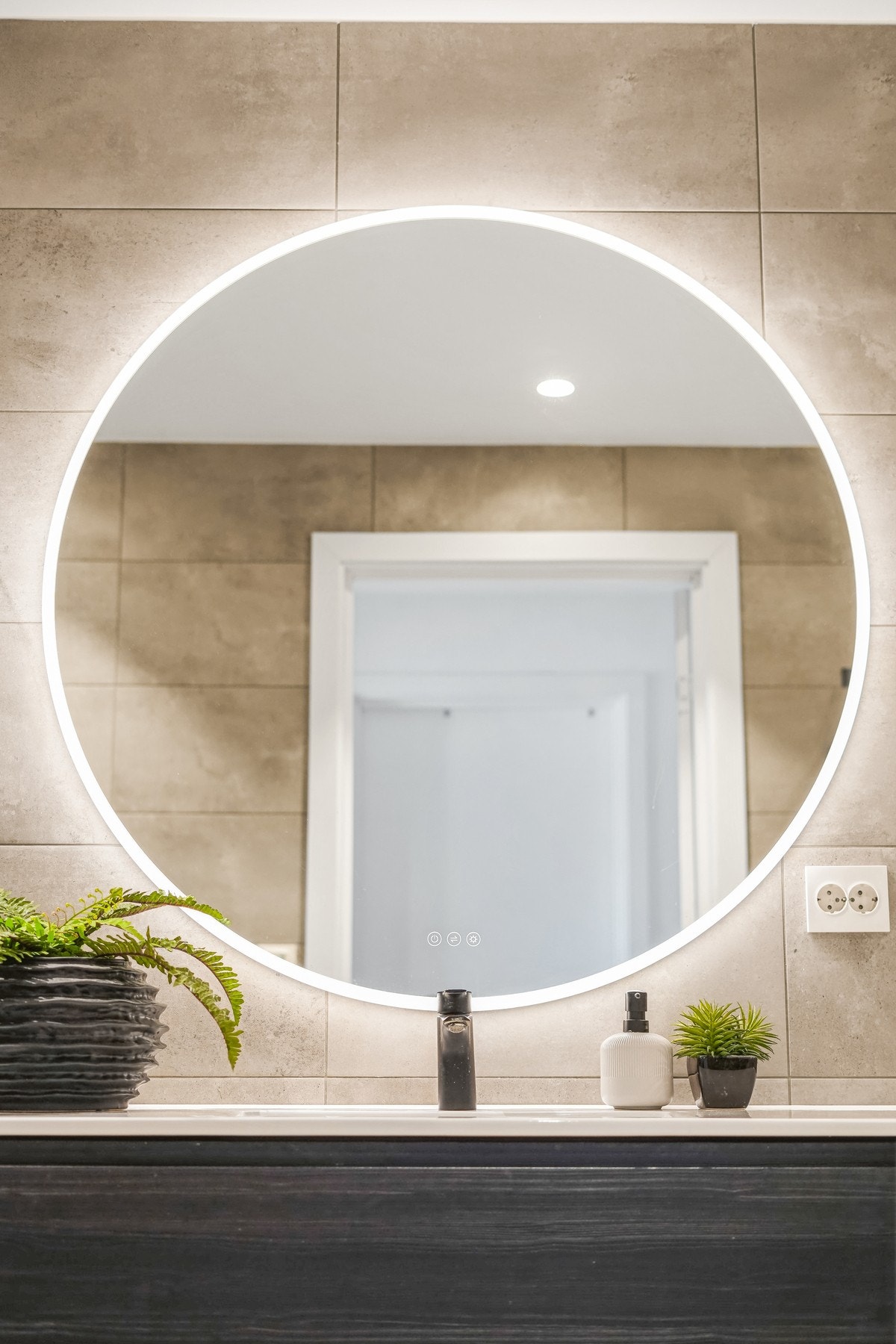 Badet er innredet med stilrene og gjennomførte detaljer. Galleribilde