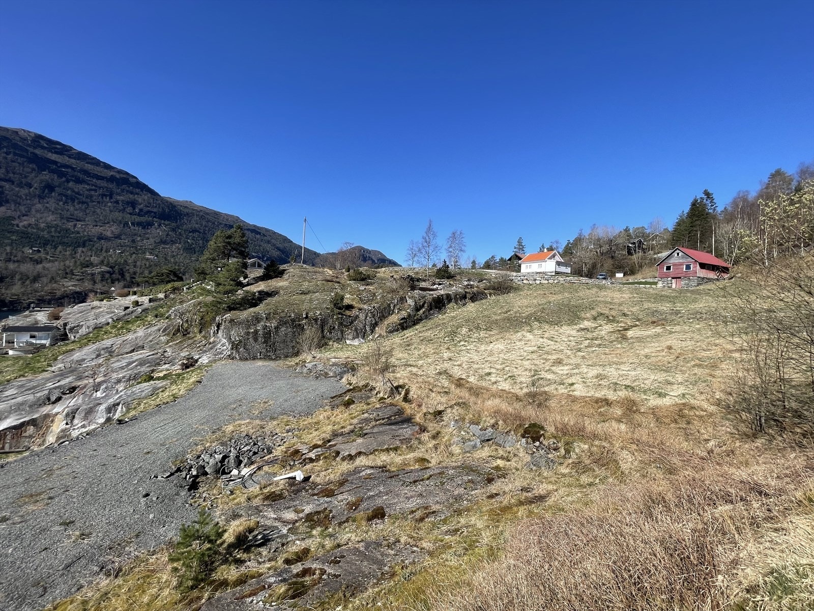 Oversikt tomt - landbruksareal bak tomten Galleribilde