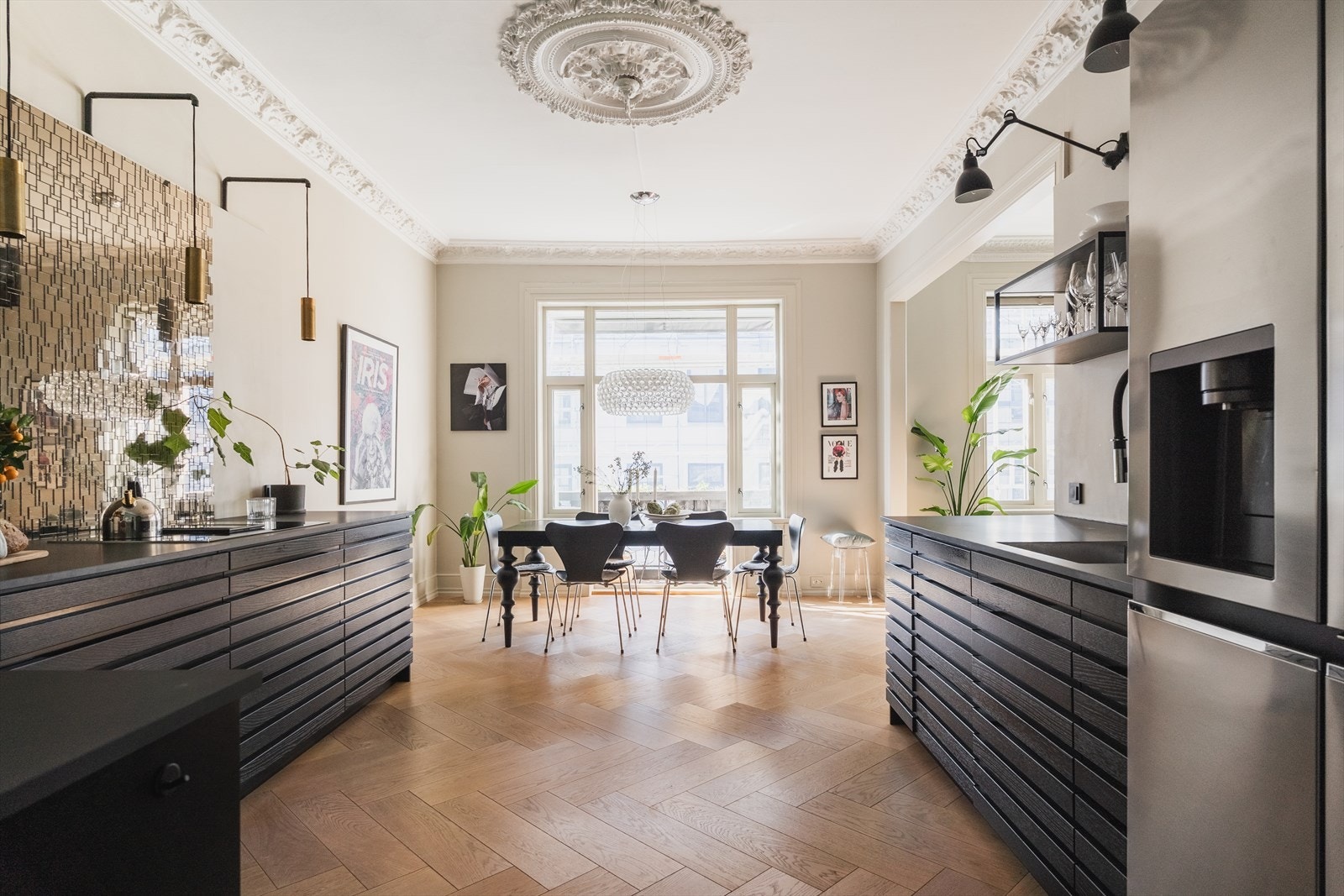 En lekker, klassisk og gjennomgående selveierleilighet med ettertraktet beliggenhet, svært sentralt, men rolig, midt på Frogner. Galleribilde