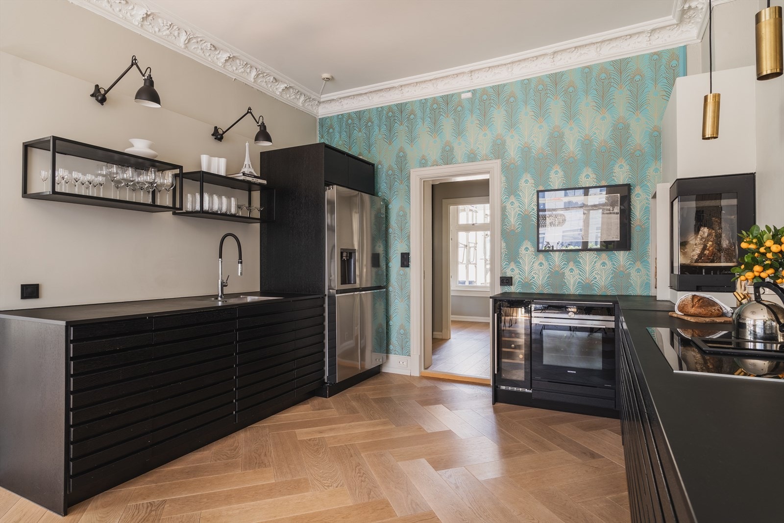 Kjøl/fryseskap med isbiter og vann. Galleribilde