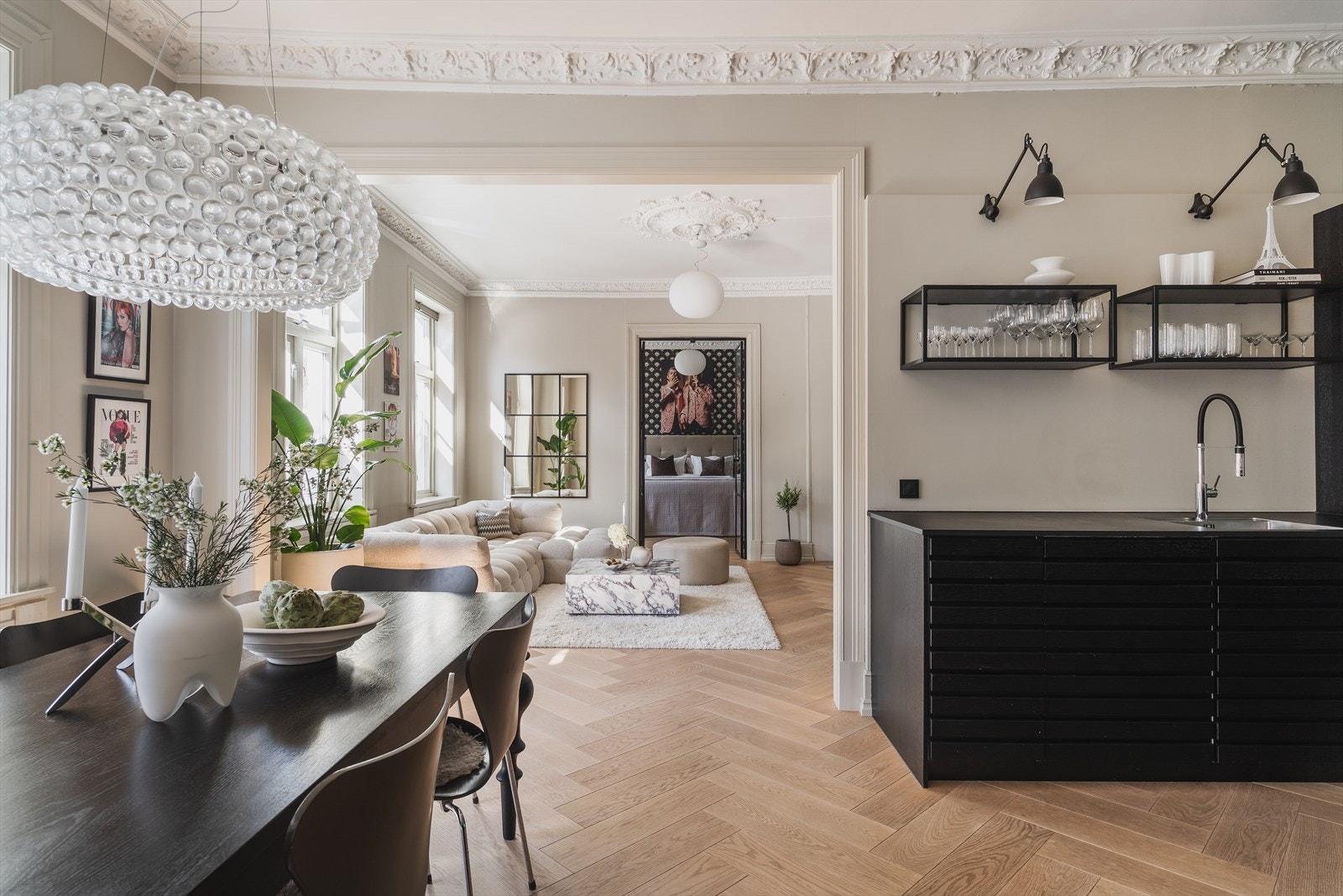 Tre generøse rom på rad skaper en åpen og sosial atmosfære. Galleribilde