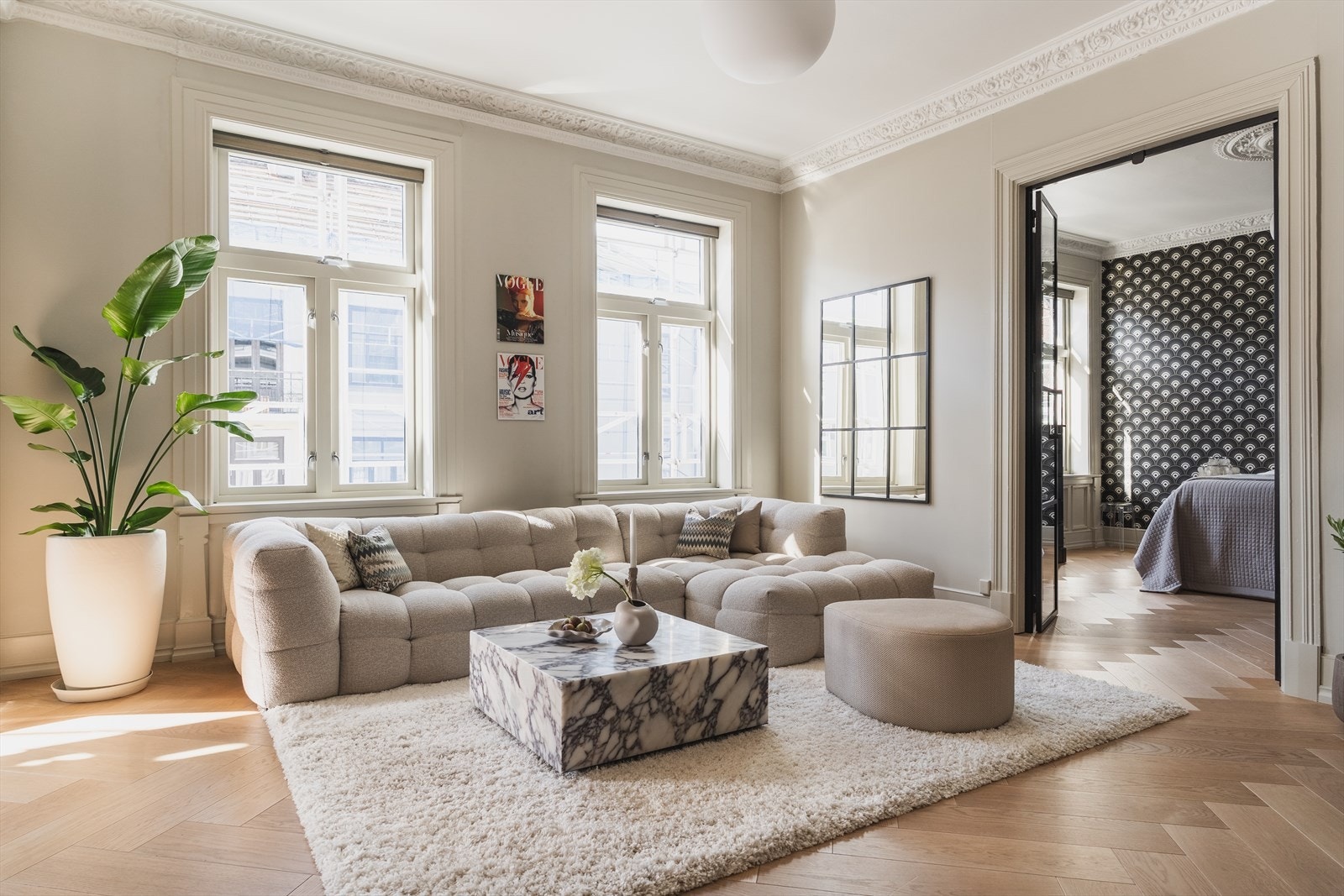 Generøs takhøyde målt til 3,01 m i stue. Galleribilde