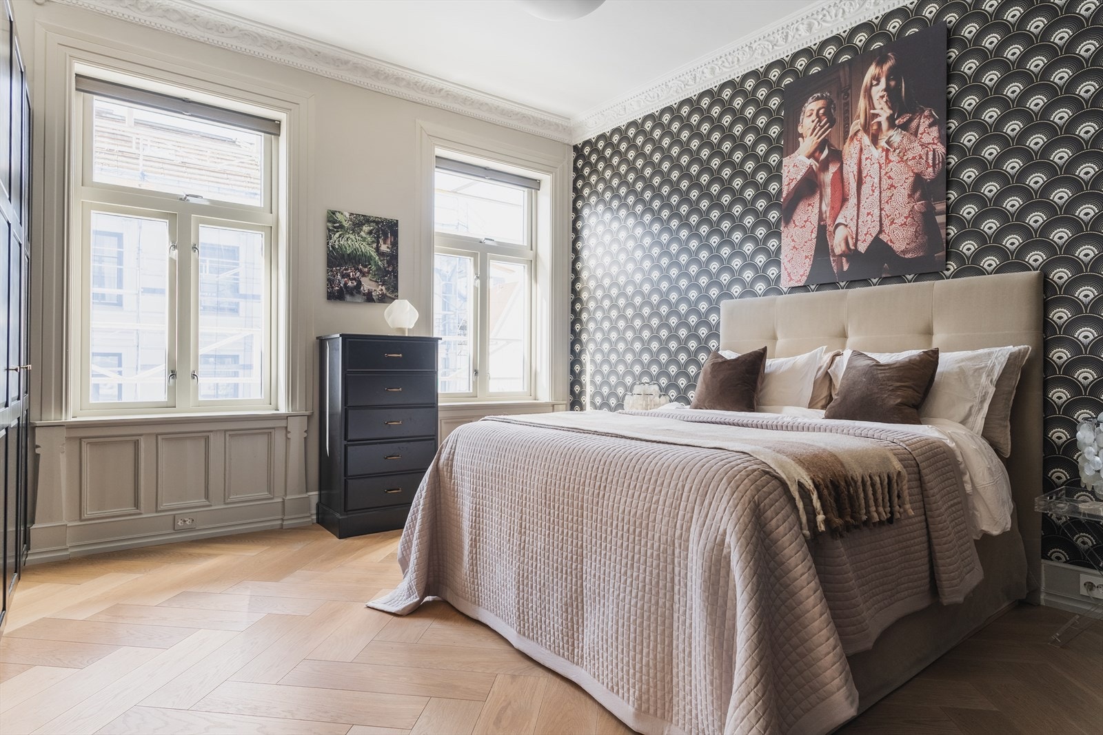 Legg merke til den vakre brystningen og listverket med sømløst integrerte stikkontakter. Galleribilde