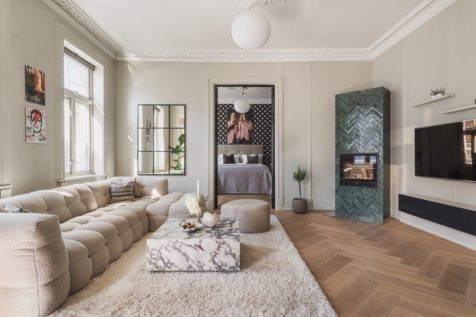 Planløsningen med store, langsgående oppholdsrom med store vindusflater mot vest skaper en svært god og luftig romfølelse. Galleribilde