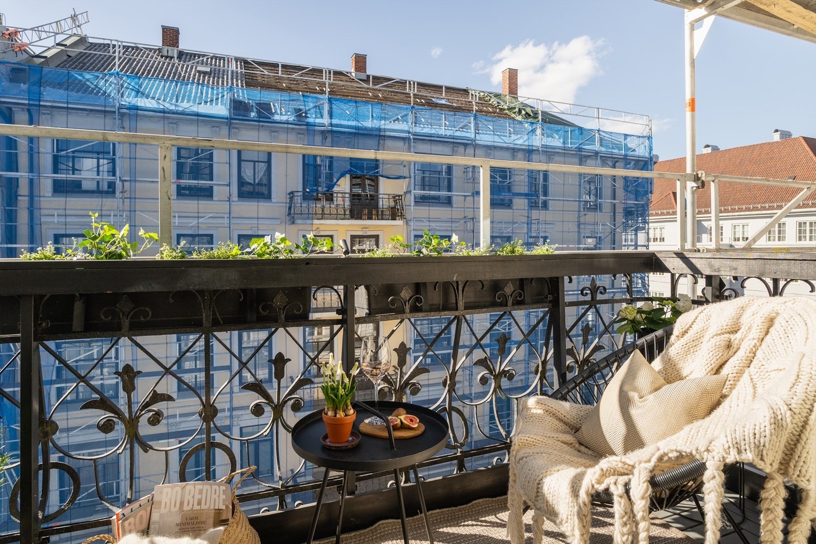 Leiligheten ligger fint og usjenert til i byggets 4. etasje og inneholder: Entré, stue, kjøkken, 2 soverom og bad. Galleribilde