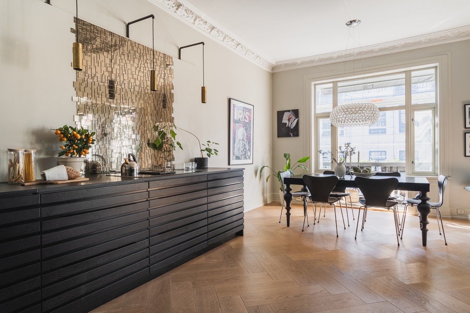 Det dype kjøkkenrommet gir plass til både stor innredning og generøst spisebord. Et rom som virkelig inviterer til matlaging, lange middager og gode samtaler. Galleribilde