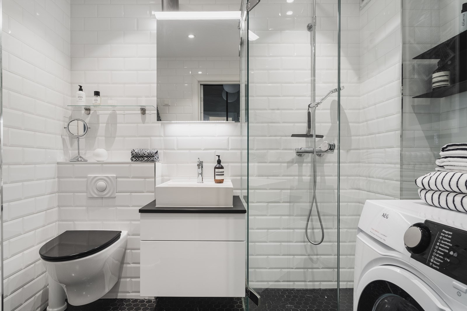 Utstyrt med veggmontert wc, opplegg for vaskemaskin, servant, servantskap, dusjhjørne, gulvvarme og downlights i tak. Galleribilde