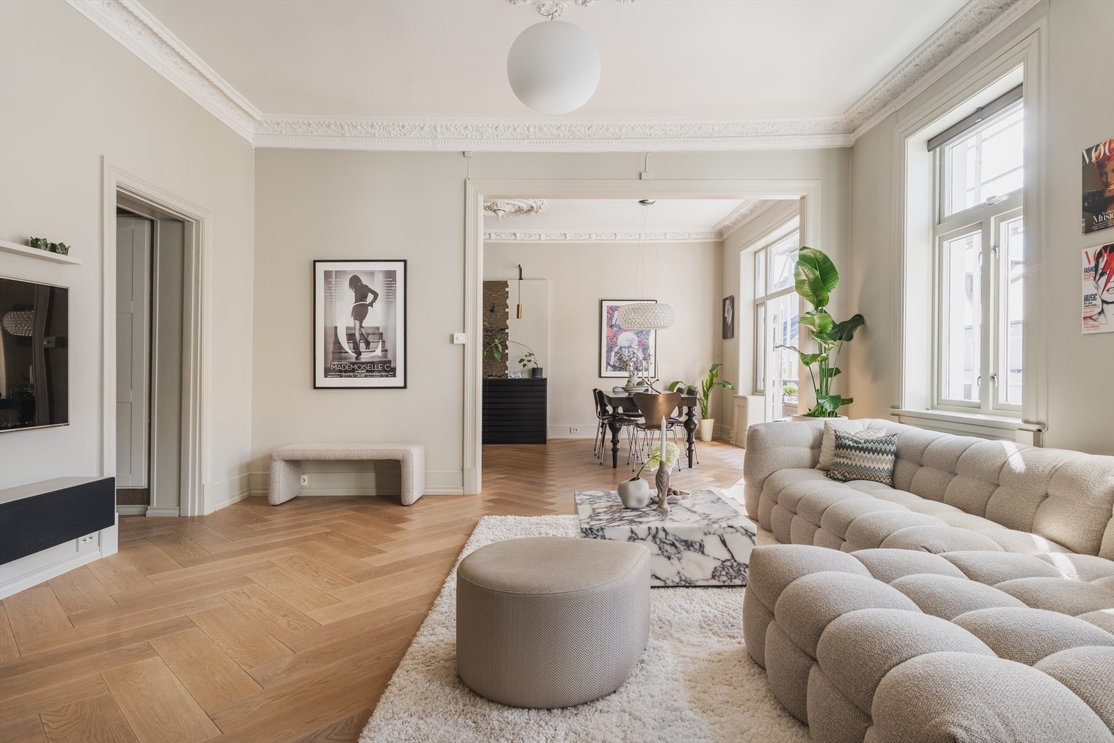 Stuen oppleves enkel å møblere, og gir plass til stor sofagruppe med tilhørende møblement. Galleribilde