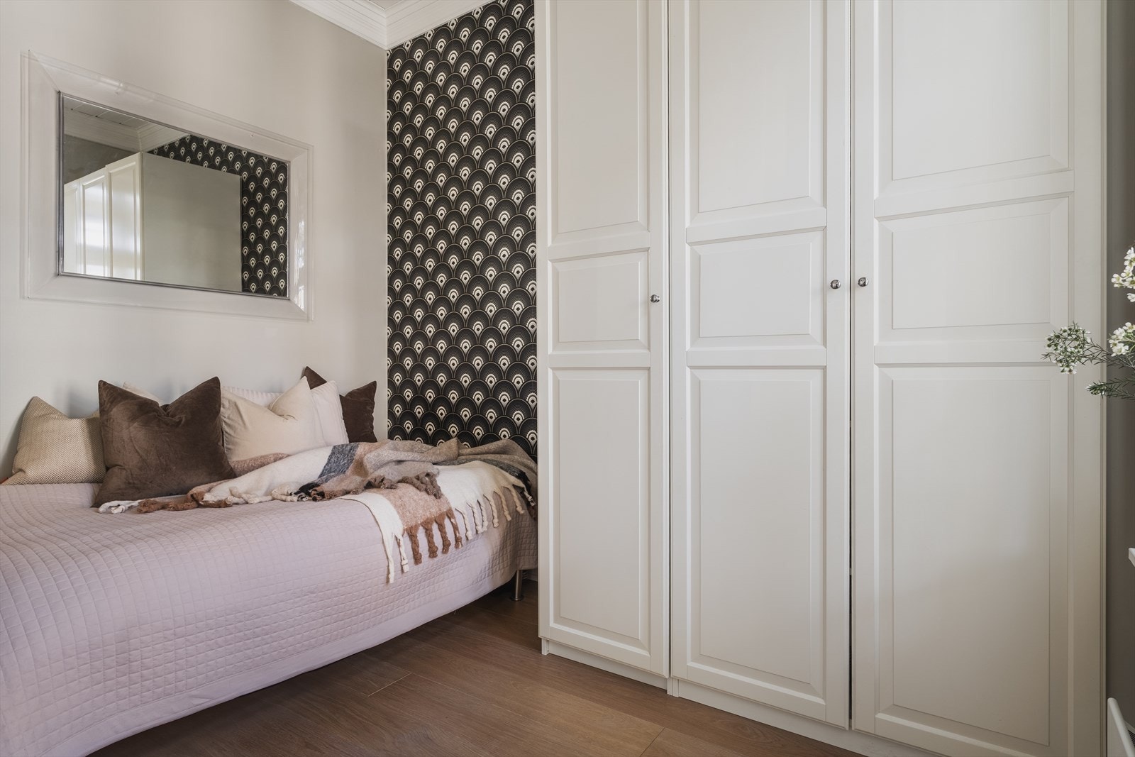 Rommet vender ut mot stille bakgård. Galleribilde