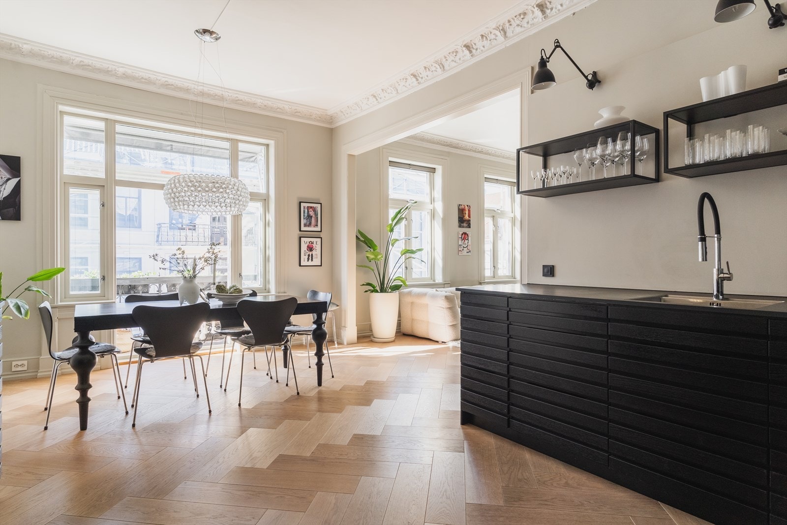 Lekkert og innholdsrikt kjøkken som byr på sosiale stunder og flott utsyn mot balkongen. Galleribilde