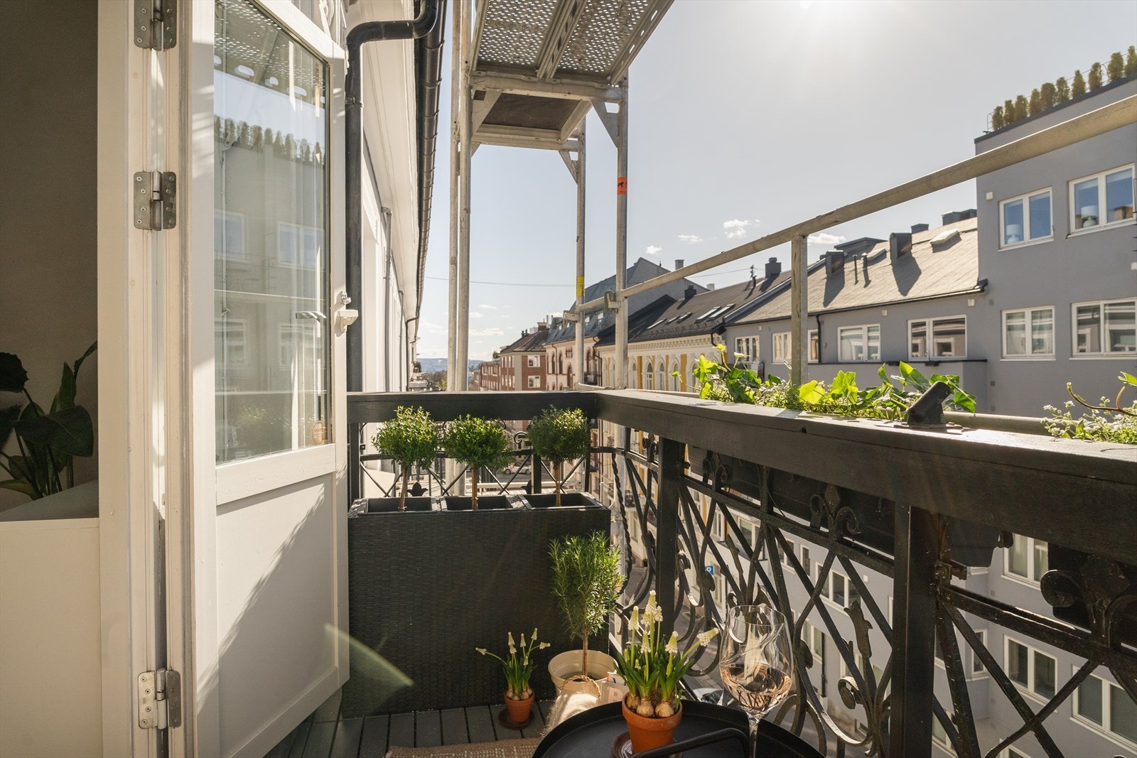 Fra kjøkkenet er det adkomst til solrik, vestvendt balkong - høyt og fritt over trafikkstille gate. Taket gjennomgår for tiden rehabilitering. Galleribilde
