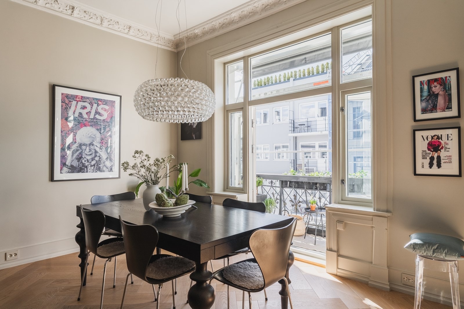 Fra spisestuen er det adkomst til balkongen via tofløyet balkongdør. Galleribilde