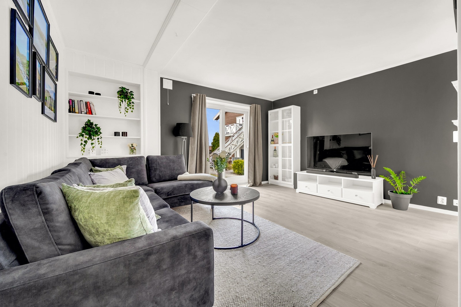 I stuen er det plass for sofagruppe, TV-seksjon og annet passende møblement Galleribilde