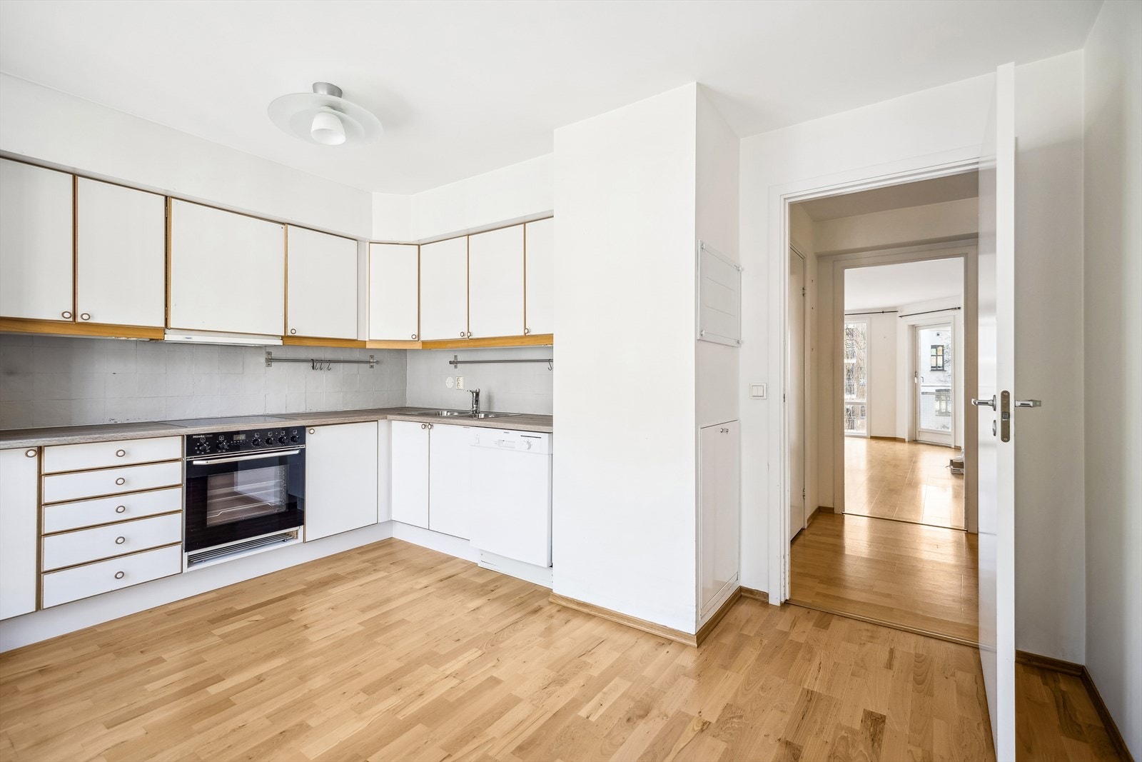 God plass til stort kjøkkenbord Galleribilde