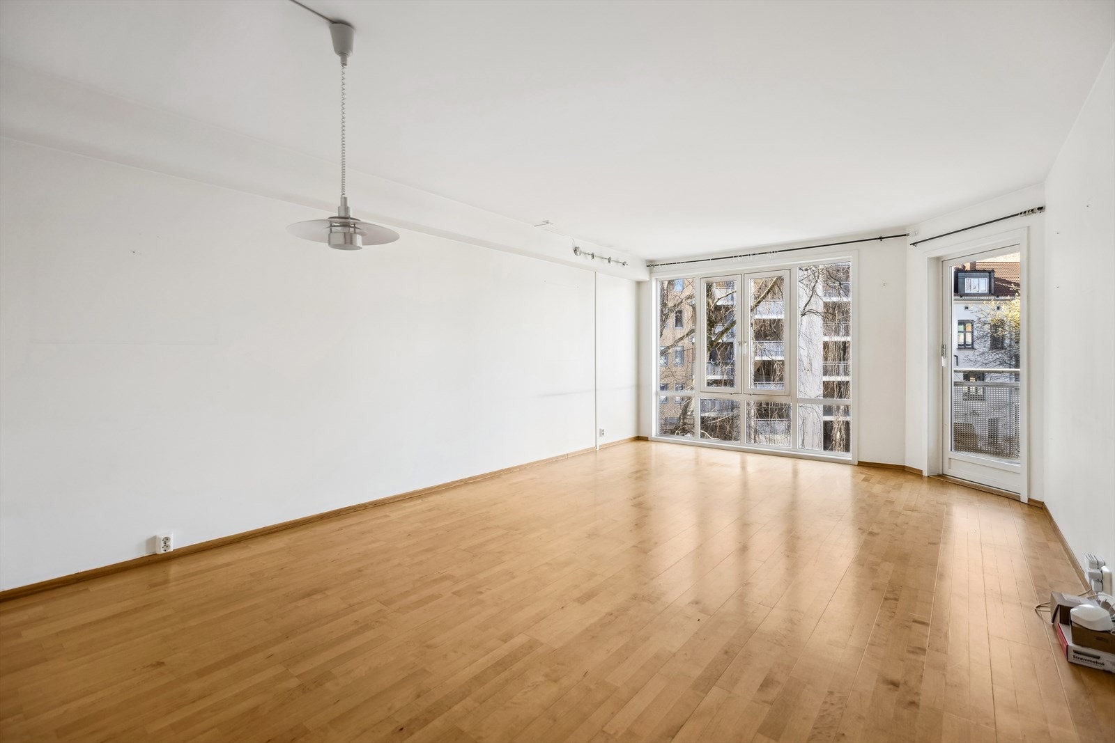 Stuen har utsyn mot idyllisk bakhage. Vinduer helt ned til gulvet gir mye lys innslipp Galleribilde