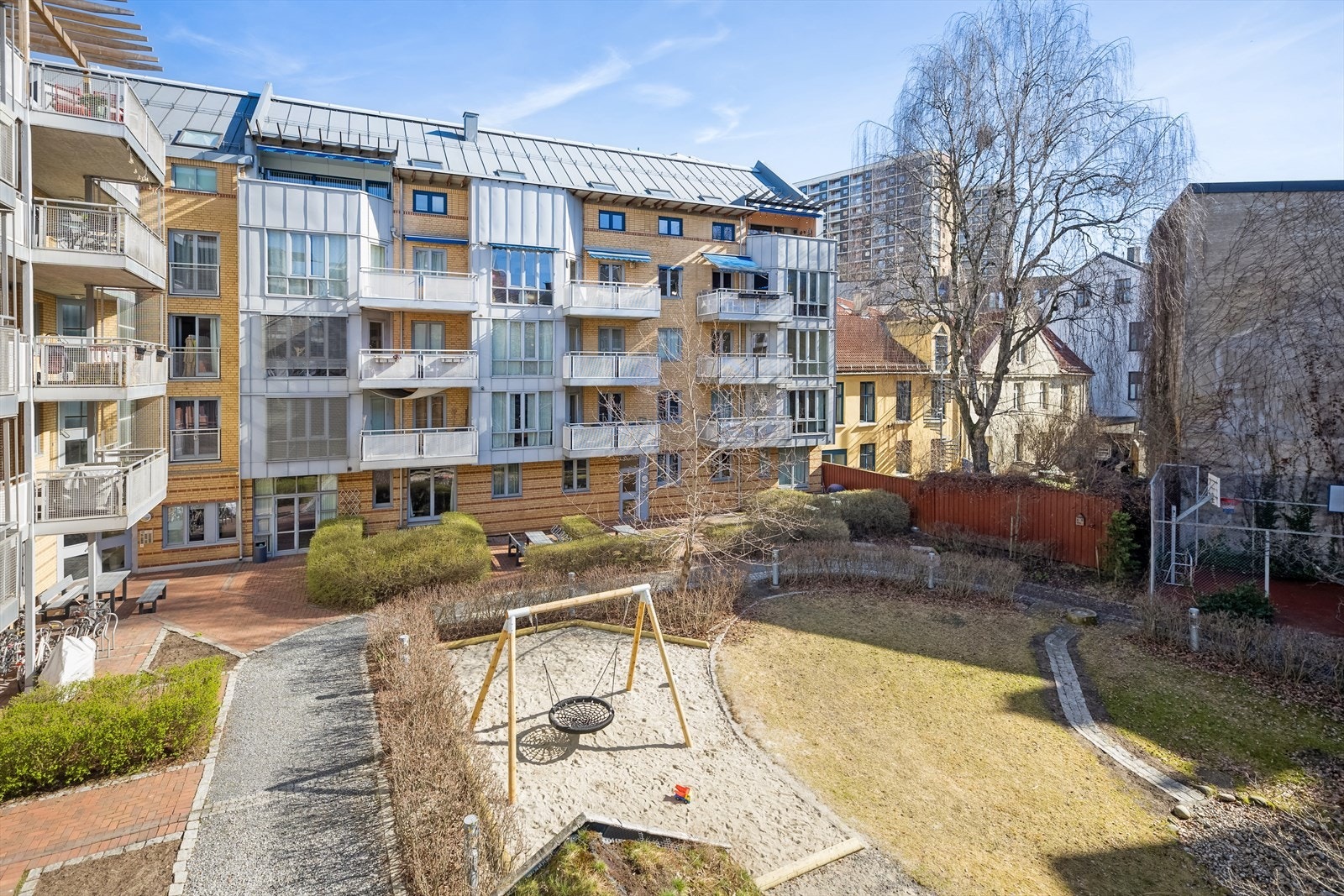 Stor bakhagen med leke apparater og beplantning Galleribilde