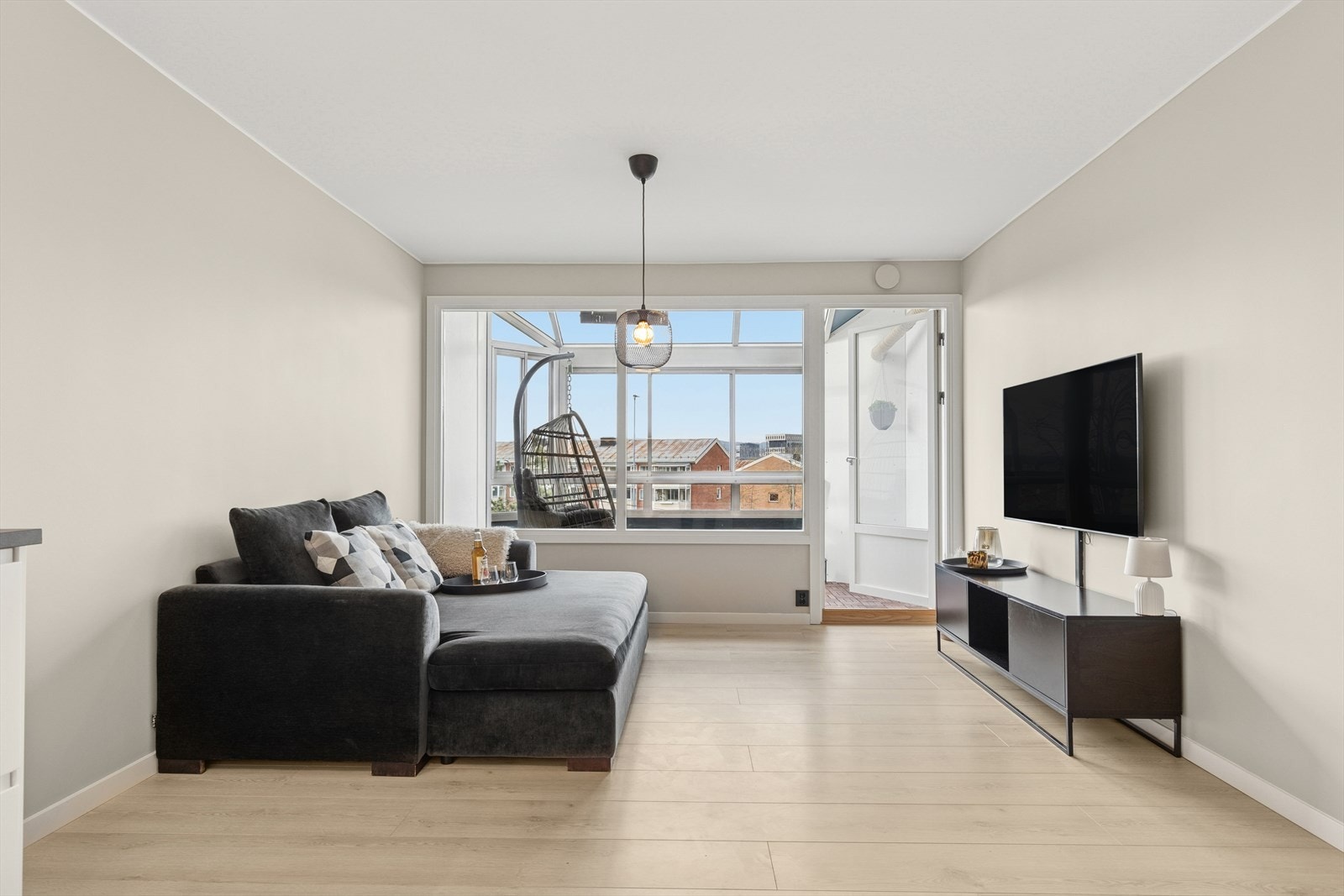 Pen laminat lagt på gulv. Galleribilde