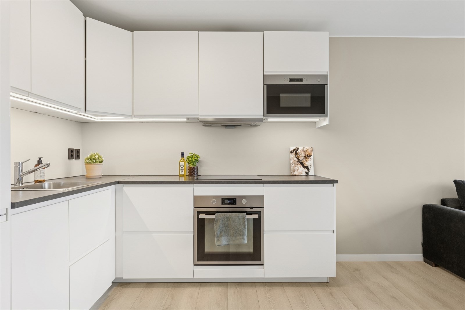 Ventilator med kullfilter og integrerte hvitevarer. Galleribilde