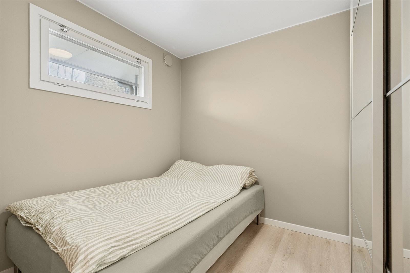 Soverom med plass til seng og nattbord. Galleribilde