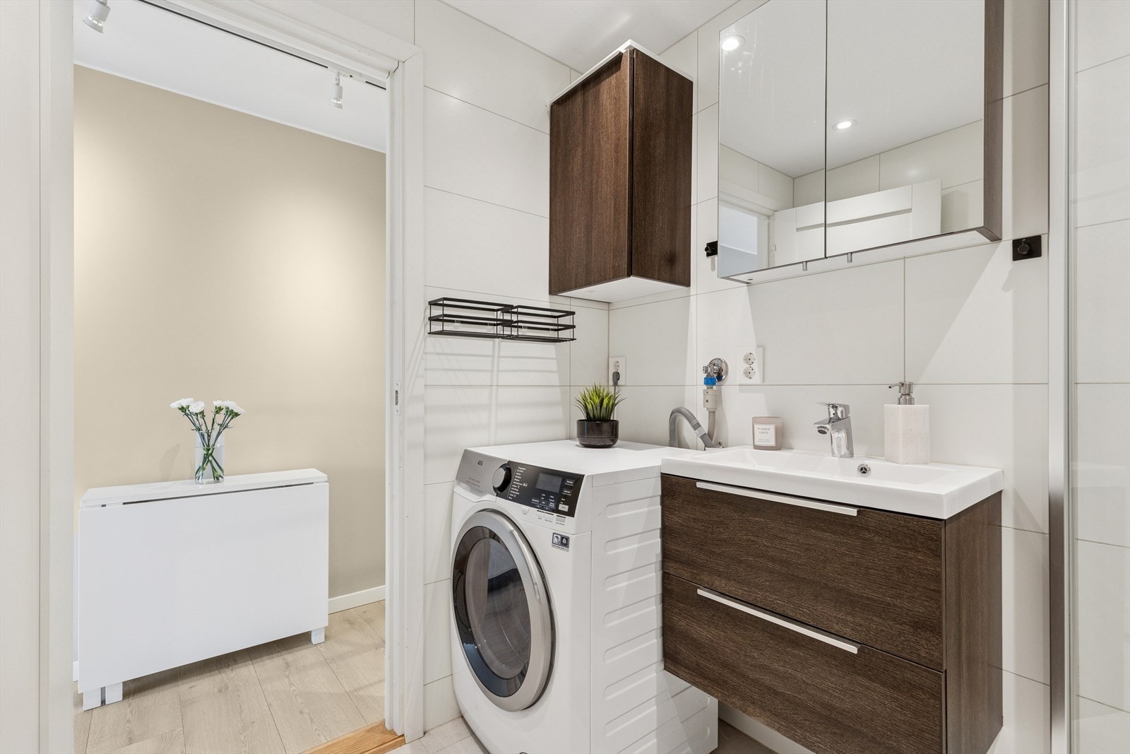 Praktisk og pen baderomsinnredning. Galleribilde