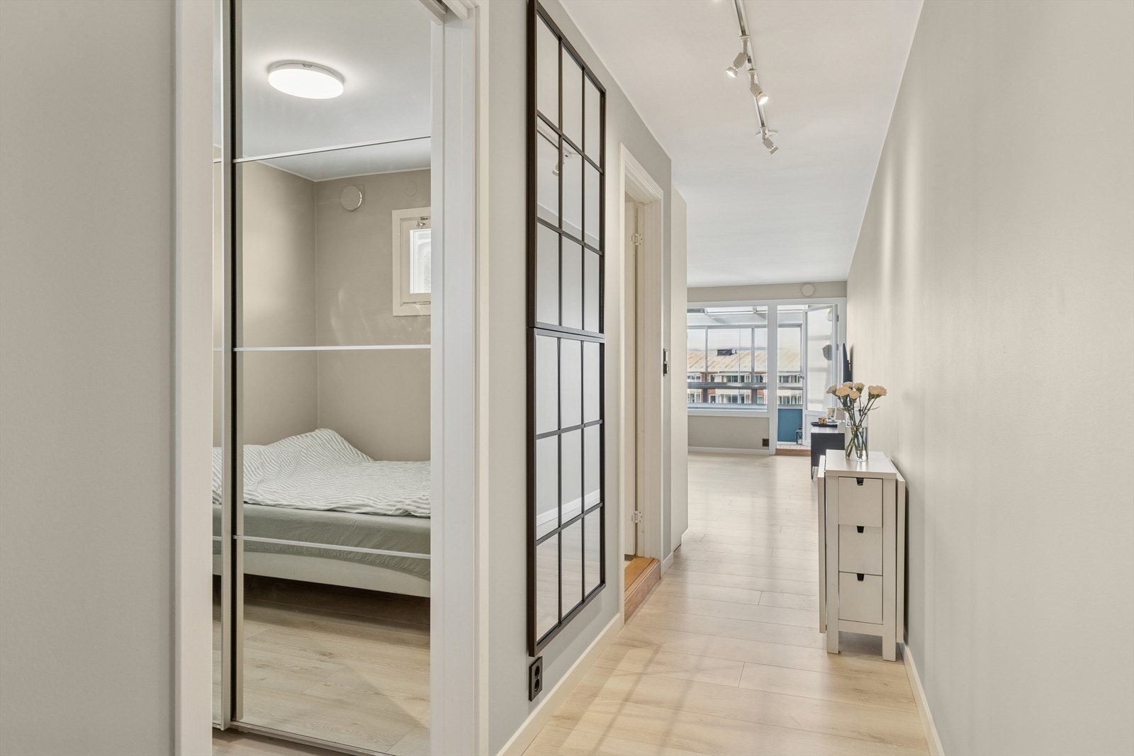 Garderobeplass på soverommet, rett ved entreen. Galleribilde