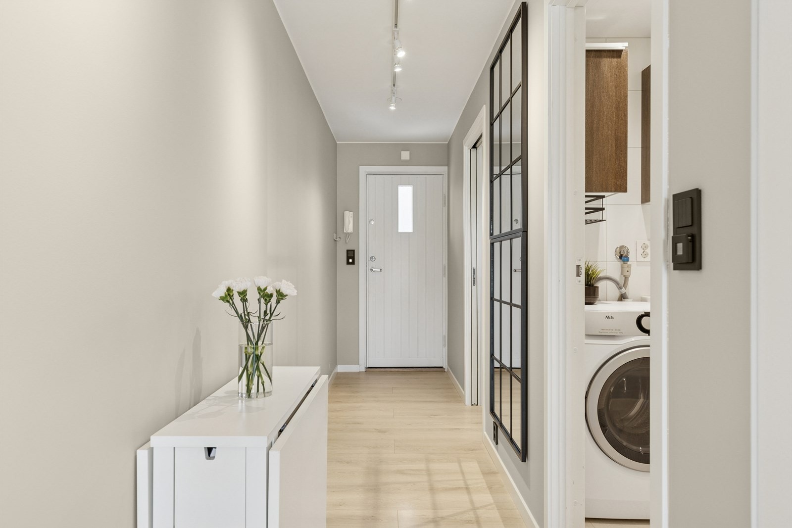 Entre med plass til knaggrekker for yttertøy. Galleribilde