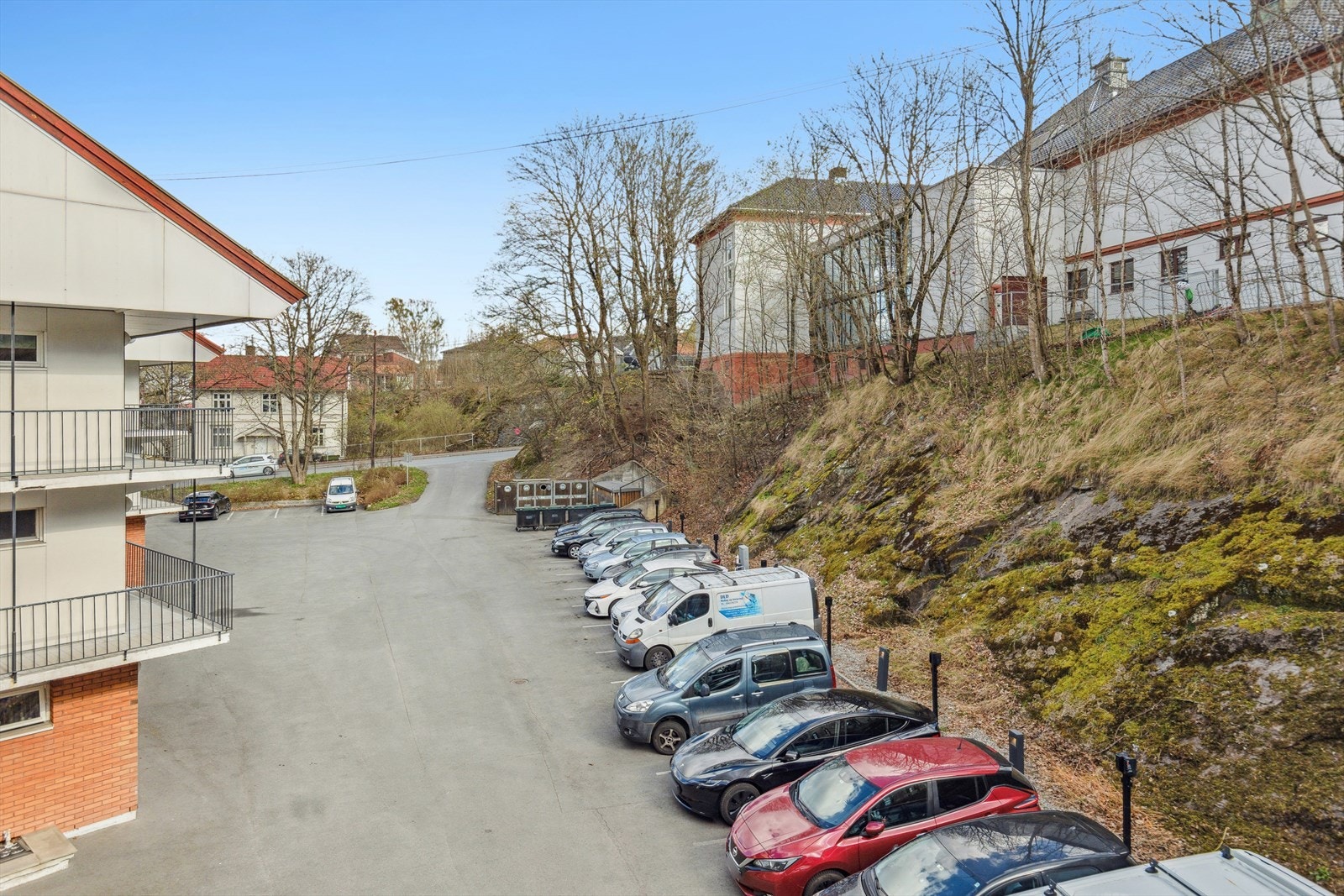 Det er parkeringsplasser i sameiet. Galleribilde