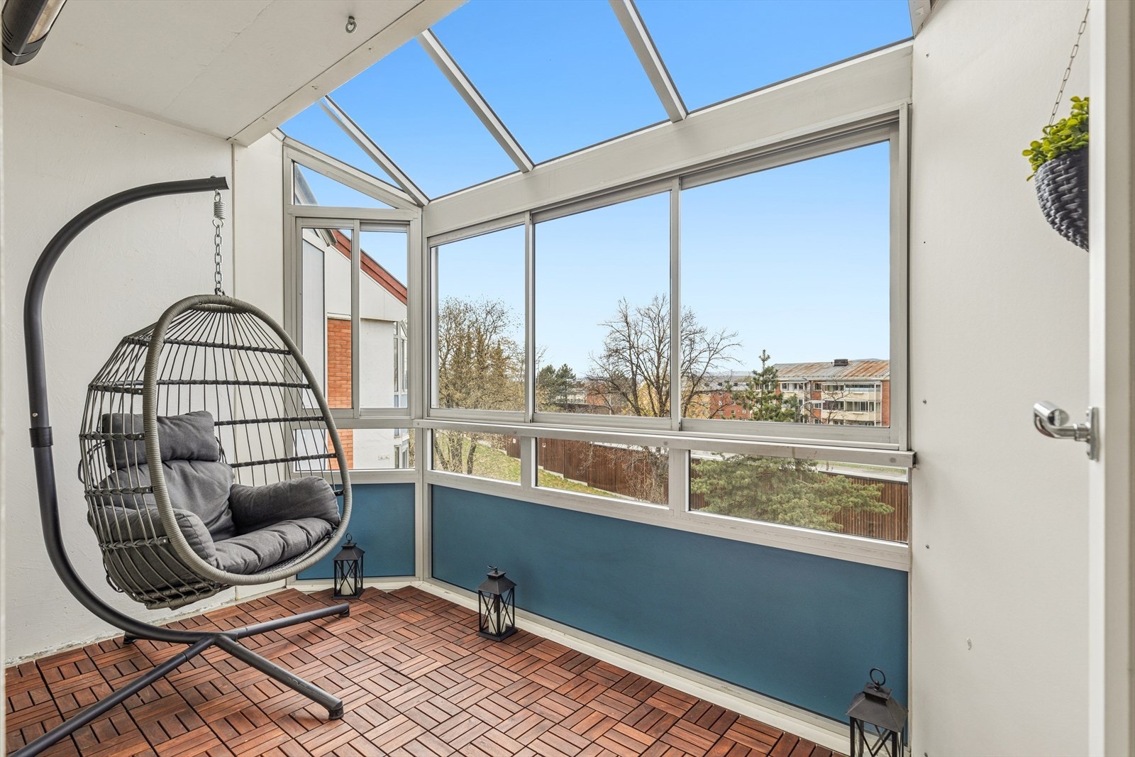 Fra stuen er det utgang til innglasset balkong på ca 7 kvm. Galleribilde