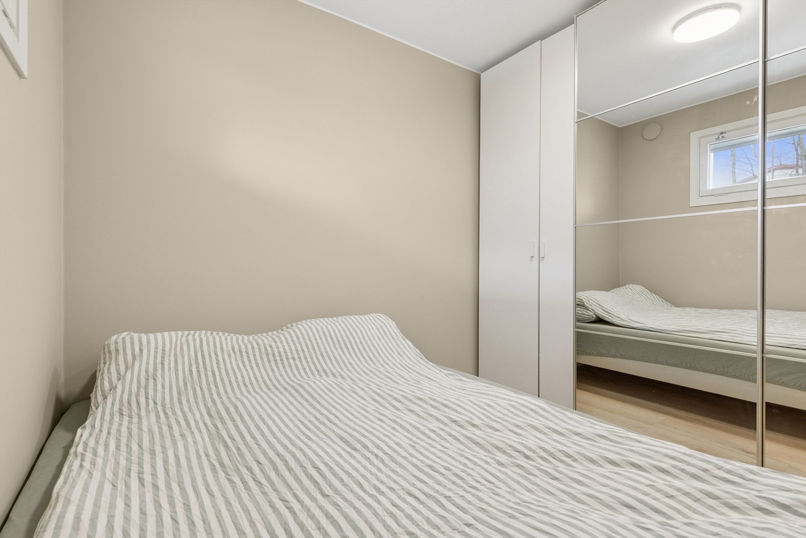 Rommet har god oppbevaringsplass i garderobeskap. Galleribilde