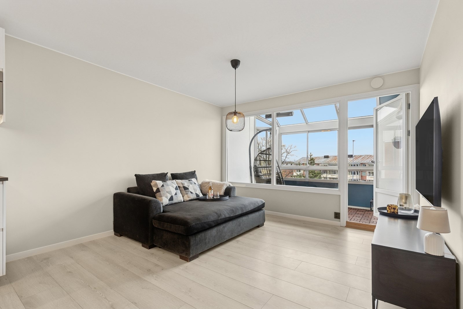 Store vinduer som slipper inn godt med lys. Galleribilde