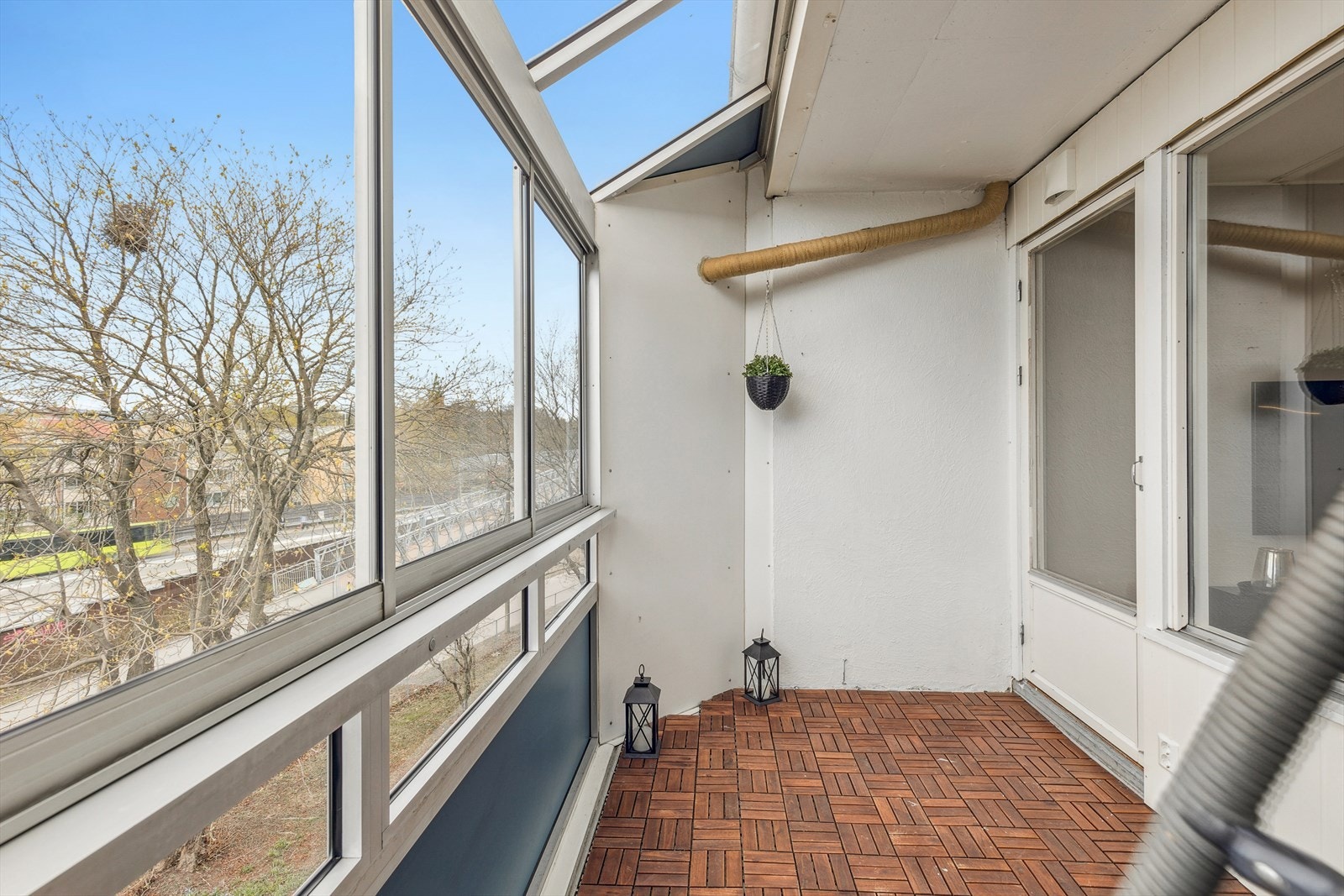 Balkongen fungerer som en forlengelse av stuen store deler av året. Galleribilde