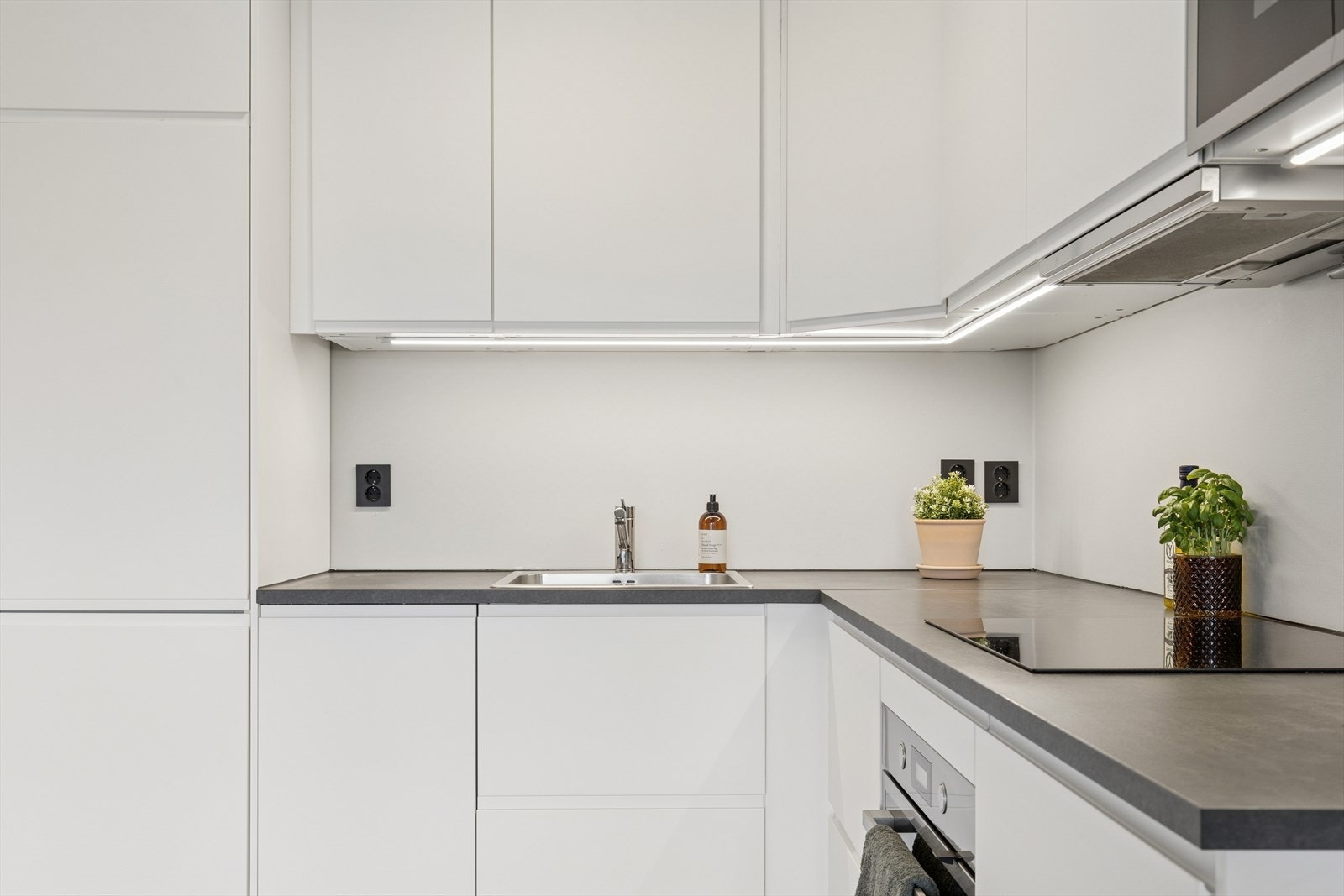 Det er meget god oppbevaringsplass i over- og underskap. Galleribilde