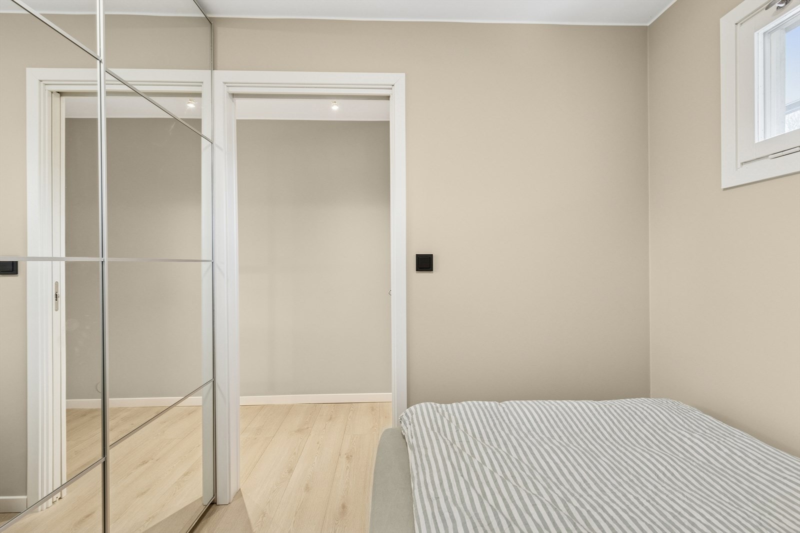 Plassbesparende skyvedør inn til soverommet. Galleribilde