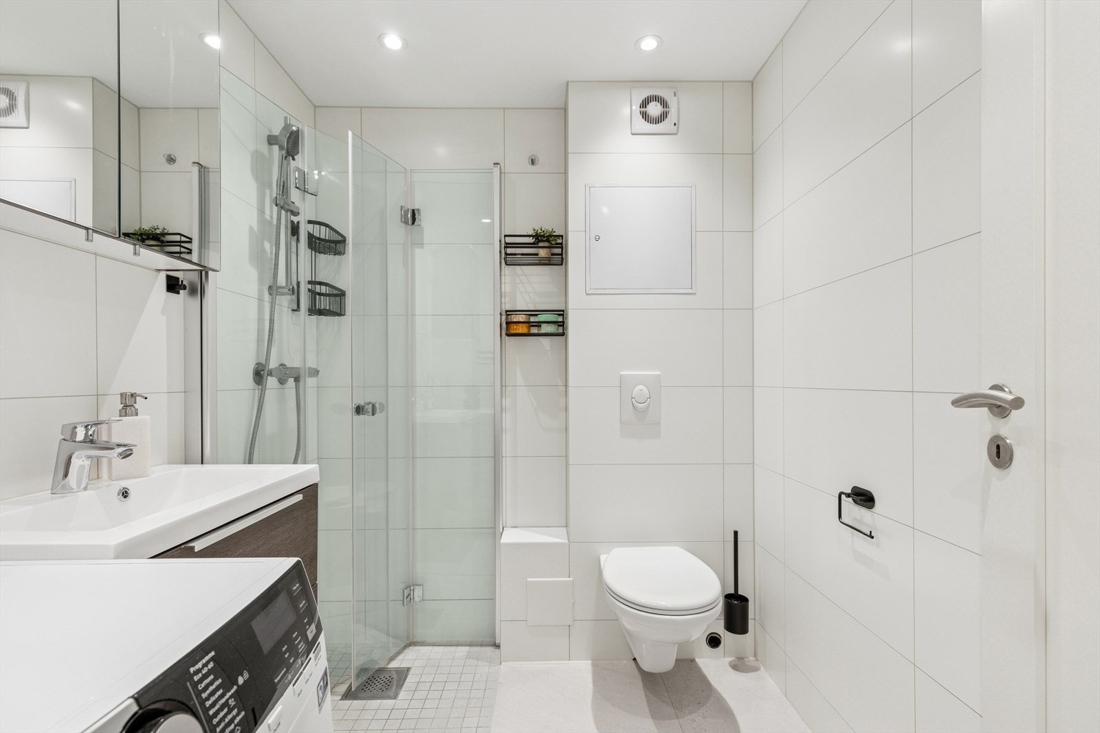 Flott bad pusset opp i 2018. Downlights i himling og behagelig varme i gulv. Galleribilde