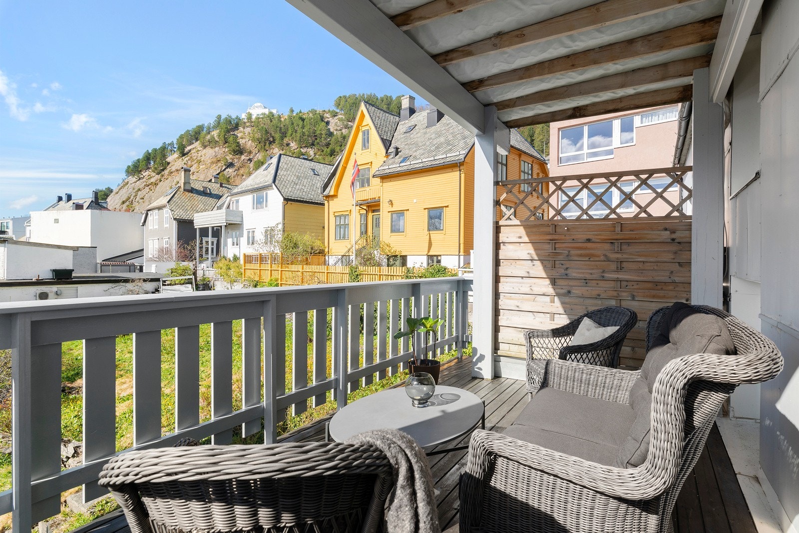 Verandaen er på hele 13 kvm, og har sørvestvendt orientering - med andre ord har du solen store deler av dagen. Galleribilde