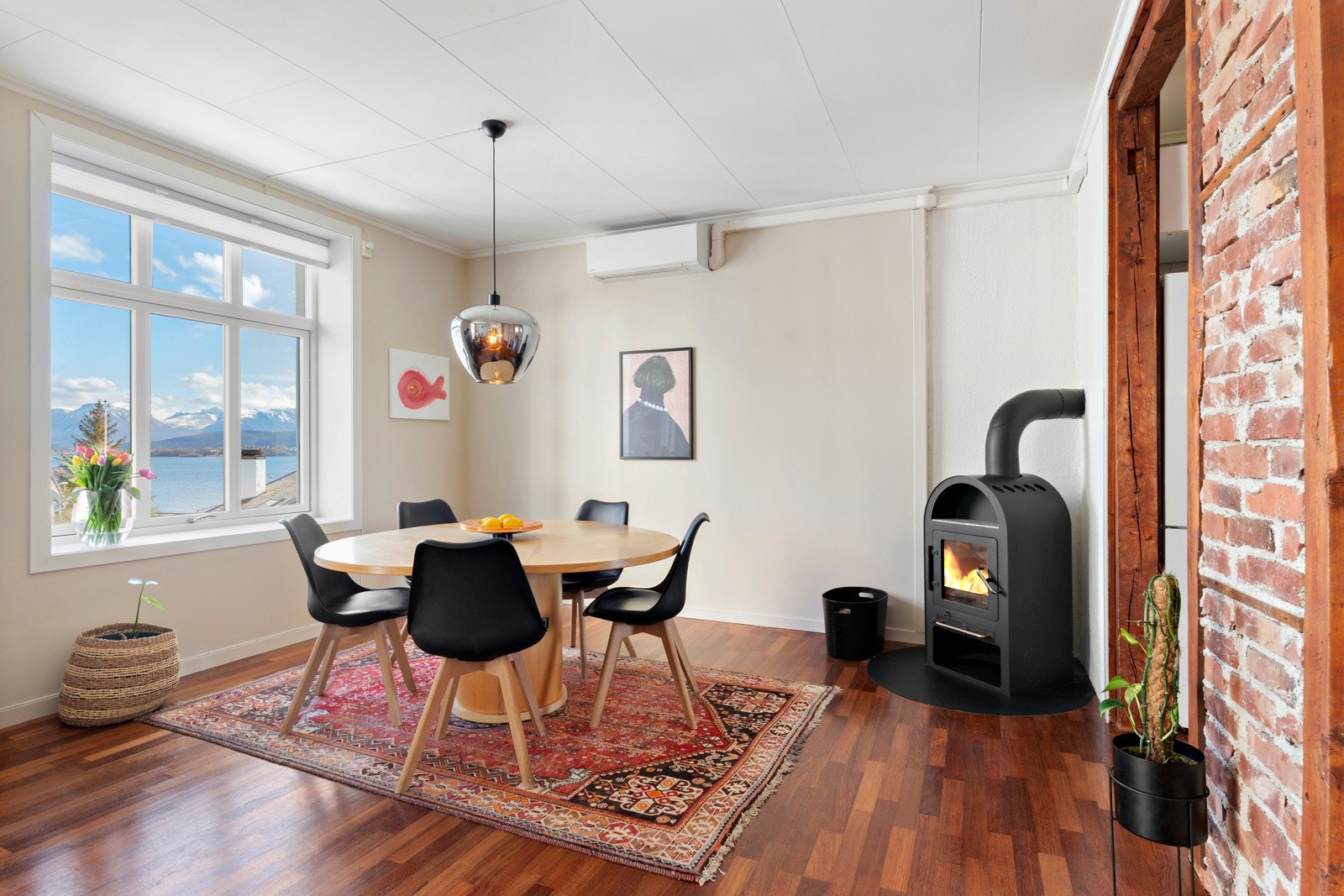 De store vindusflatene fyller rommet med naturlig lys og sammen med den generøse takhøyden skaper det en fin atmosfære. Galleribilde