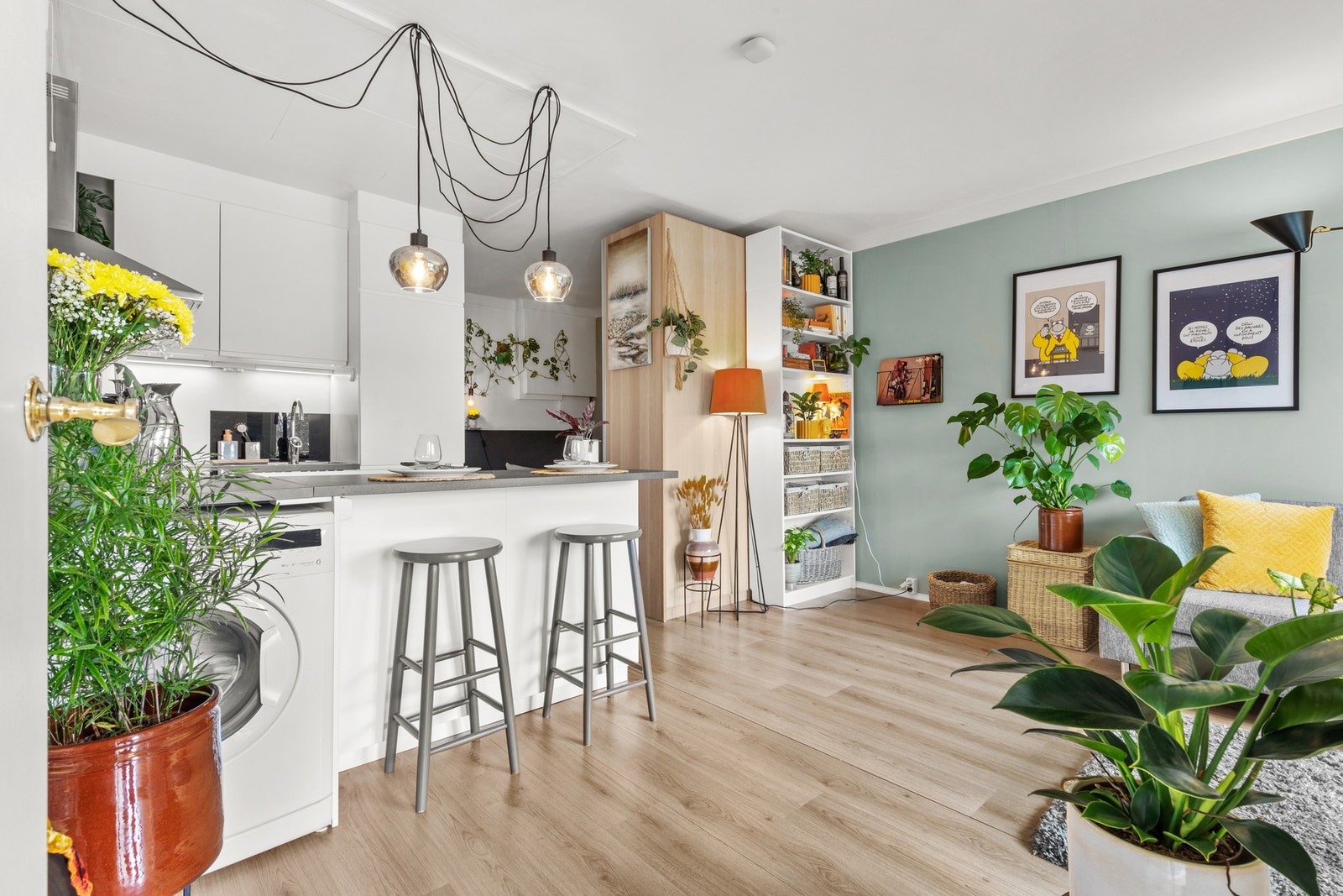 Det er god plass til både sofa- og medieløsning samt eget spisebord. Galleribilde