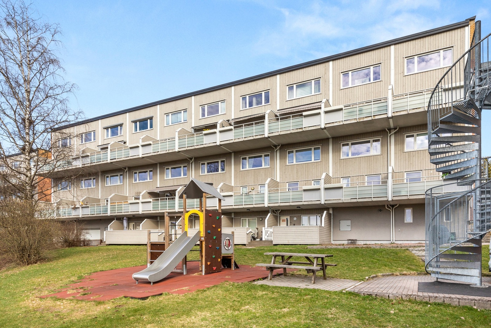 Det er opparbeidet fine grøntområder, sittegrupper, lekeområder mm. på fellesarealene. Galleribilde