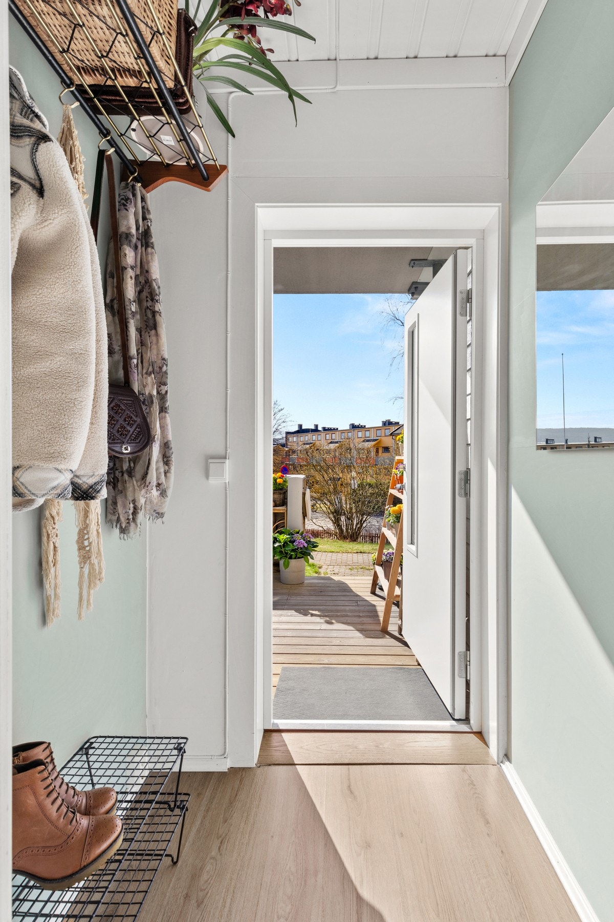 Plass til oppheng av ytterjakker m.m. Galleribilde