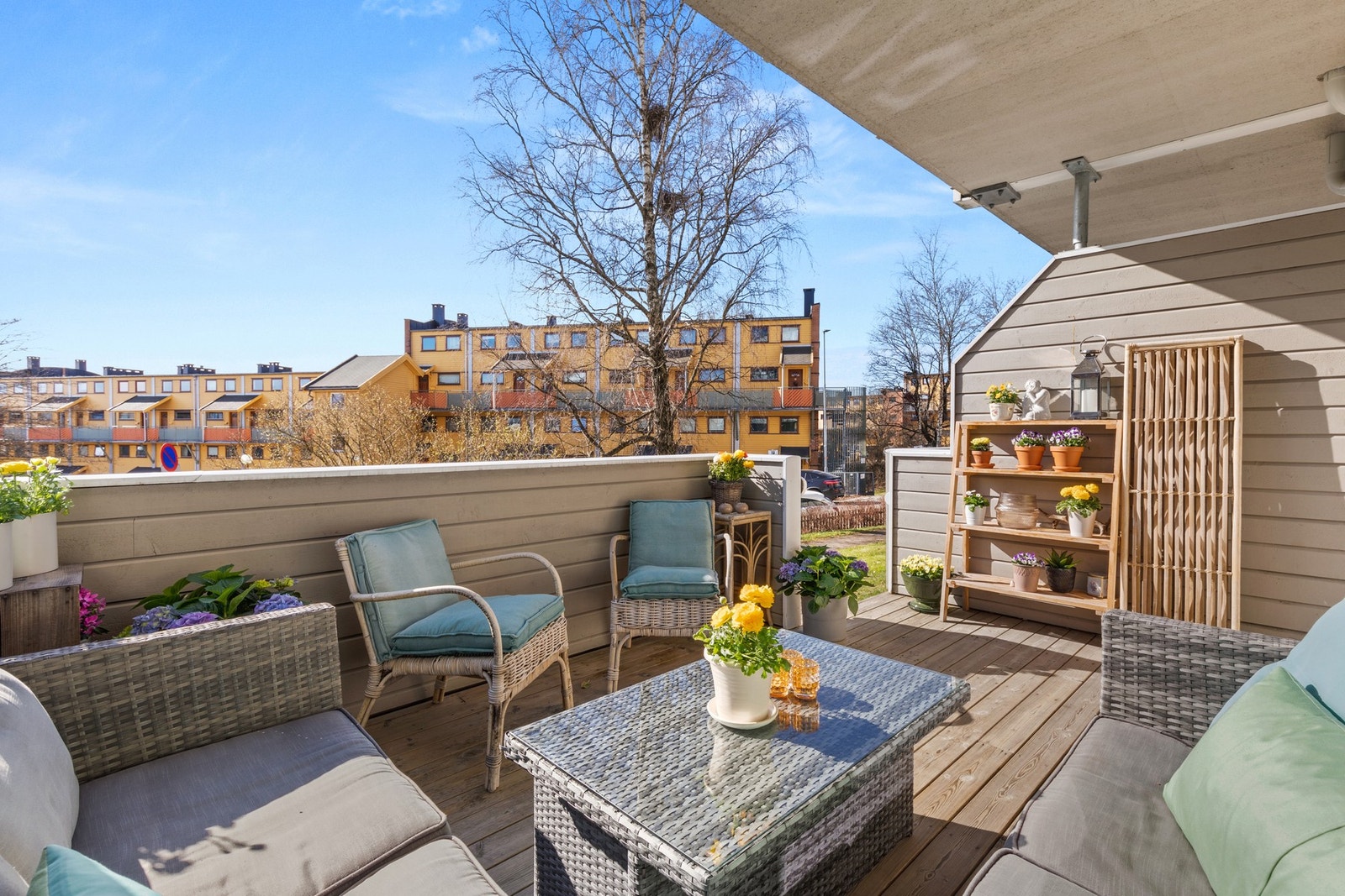 Her kan du virkelig lene deg tilbake og nyte sommerhalvåret til det fulle. Masse plass til utemøblement, diverse beplantning og grill. Galleribilde