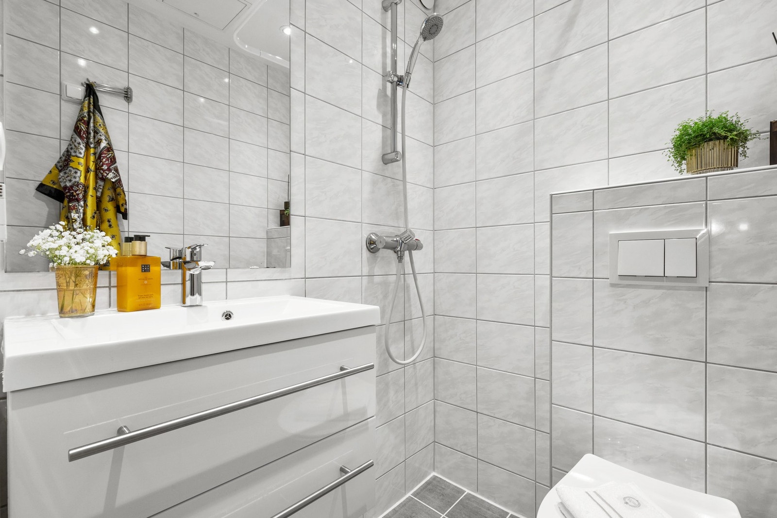 Badet er totalt modernisert i regi av borettslaget i 2016 og fremstår som moderne. Galleribilde