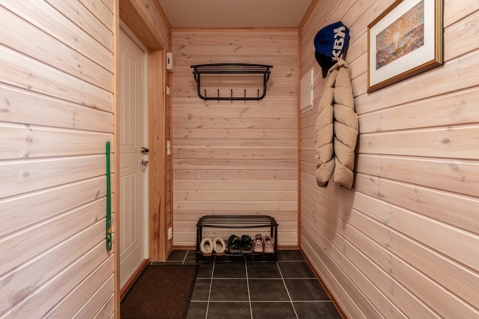 Entré med plass til å henge fra seg yttertøy. Galleribilde