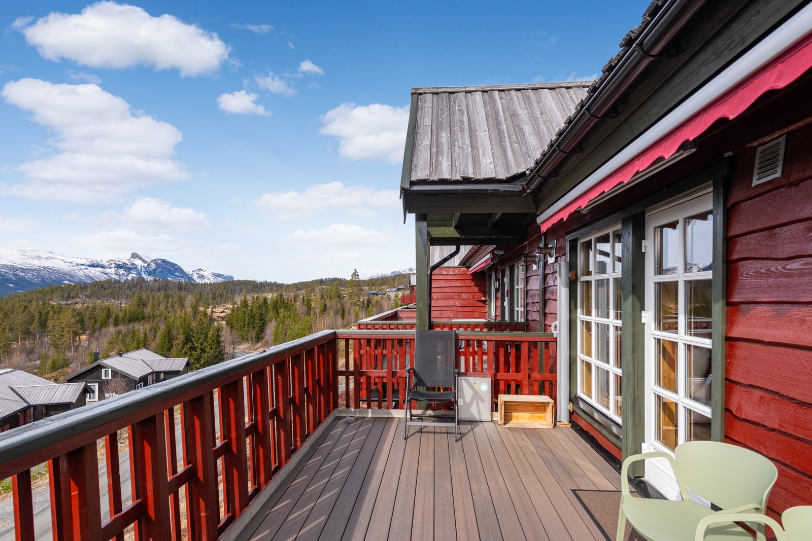God plass til flere sittegrupper. Mulighet for å koble til gassgrill. Galleribilde