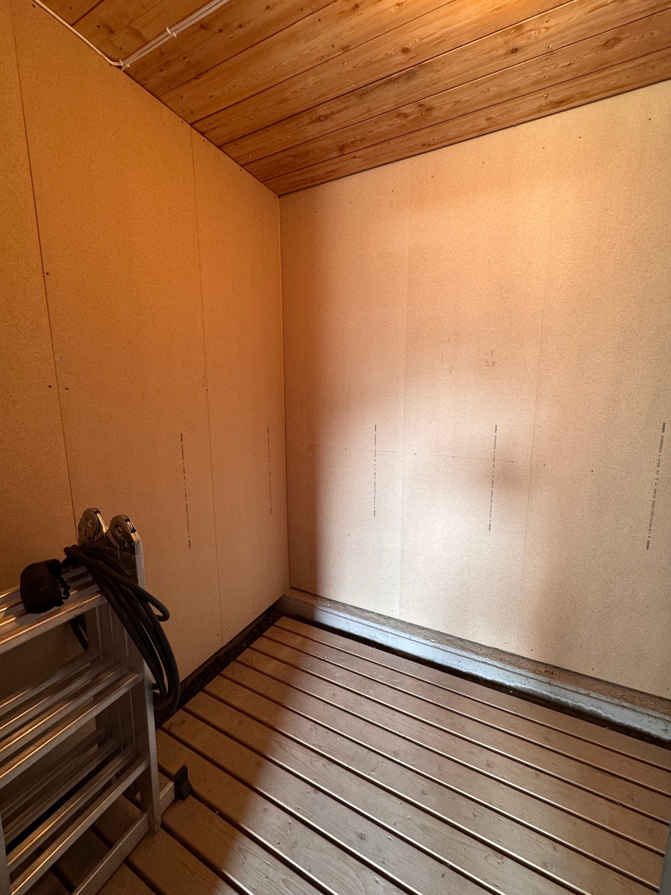 Praktisk bod med god plass til oppbevaring. Galleribilde