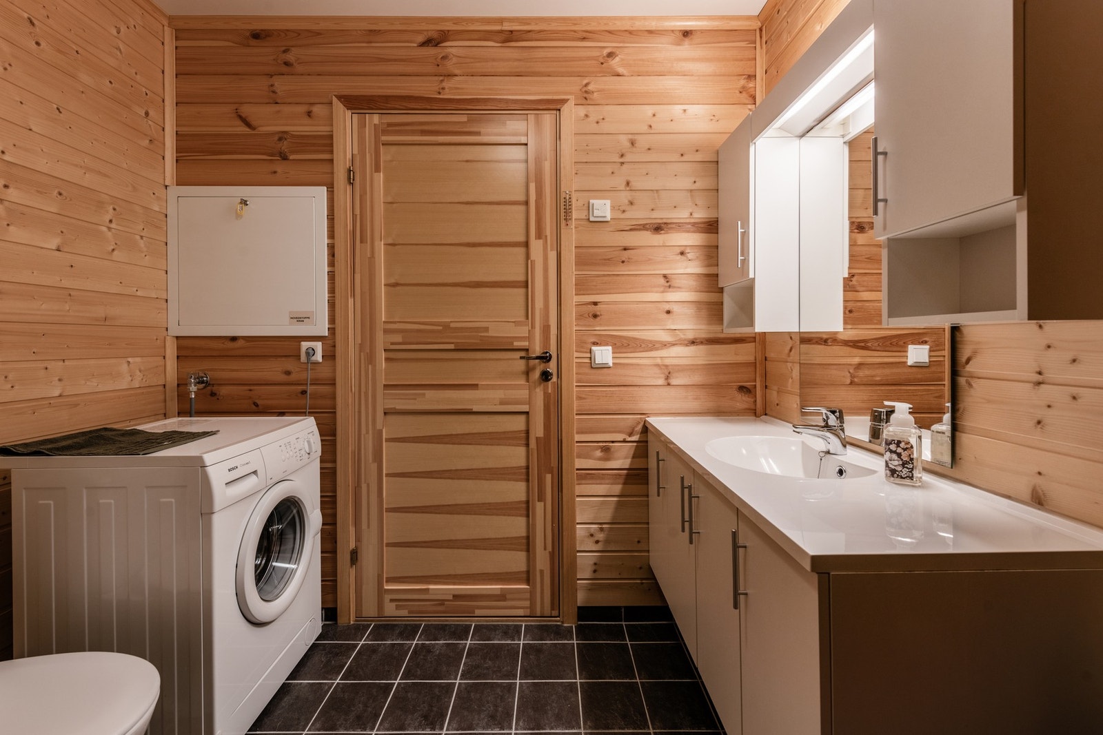 Badet er innredet med servant-innredning, dusj, toalett og opplegg for vaskemaskin. Galleribilde