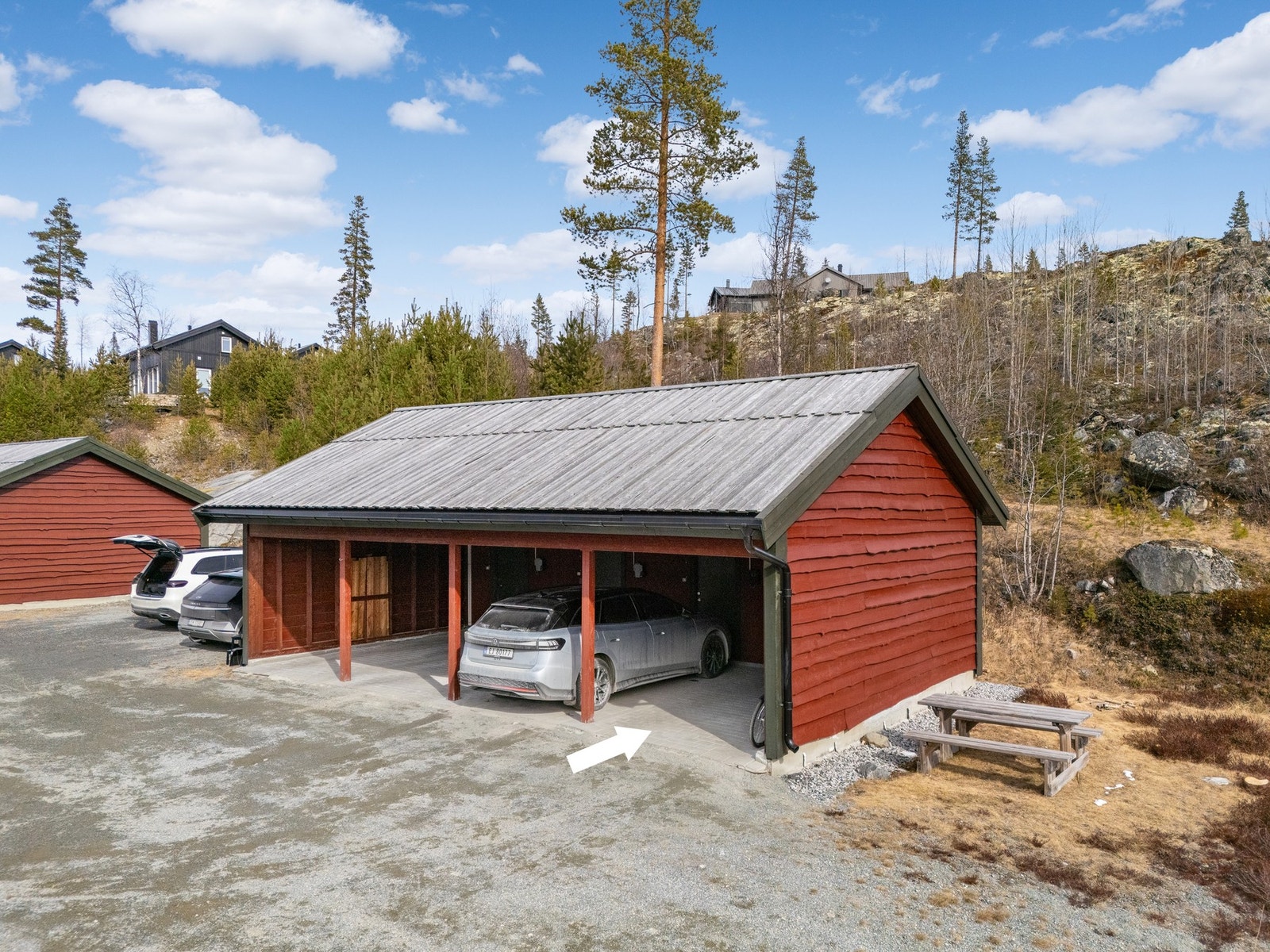 Leiligheten har tilhørende parkeringsplass i carport. Galleribilde