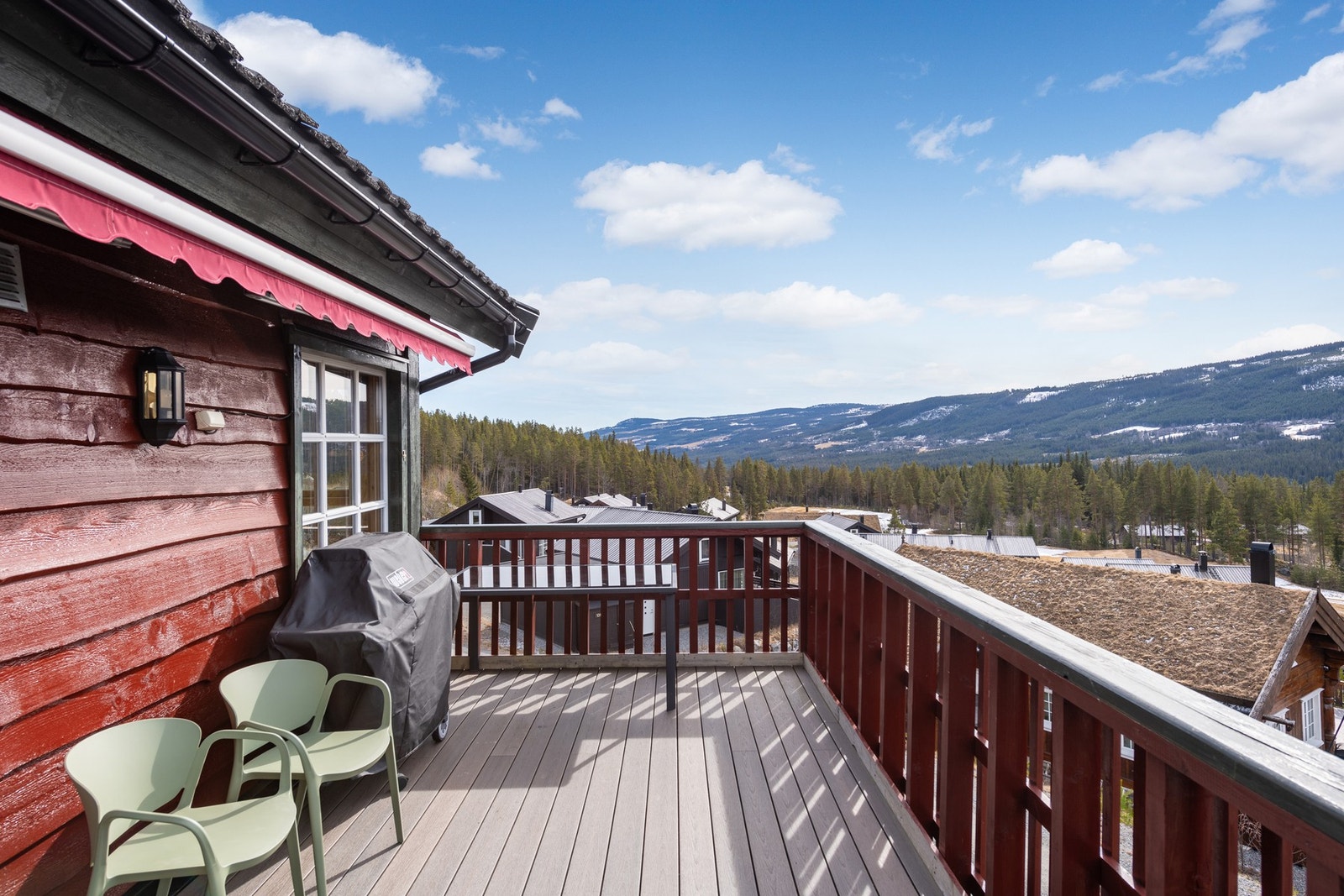 Fra balkongen har du utsikt nedover dalen og det natuskjønne området med fjell. Galleribilde