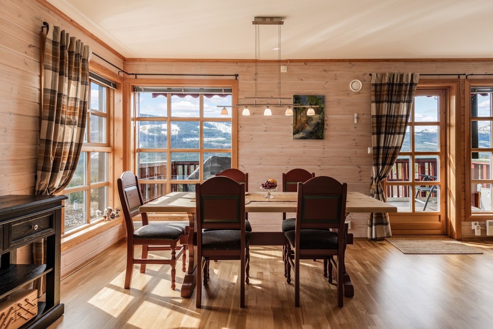 Spisestuen er omringet av store vinduer. Galleribilde