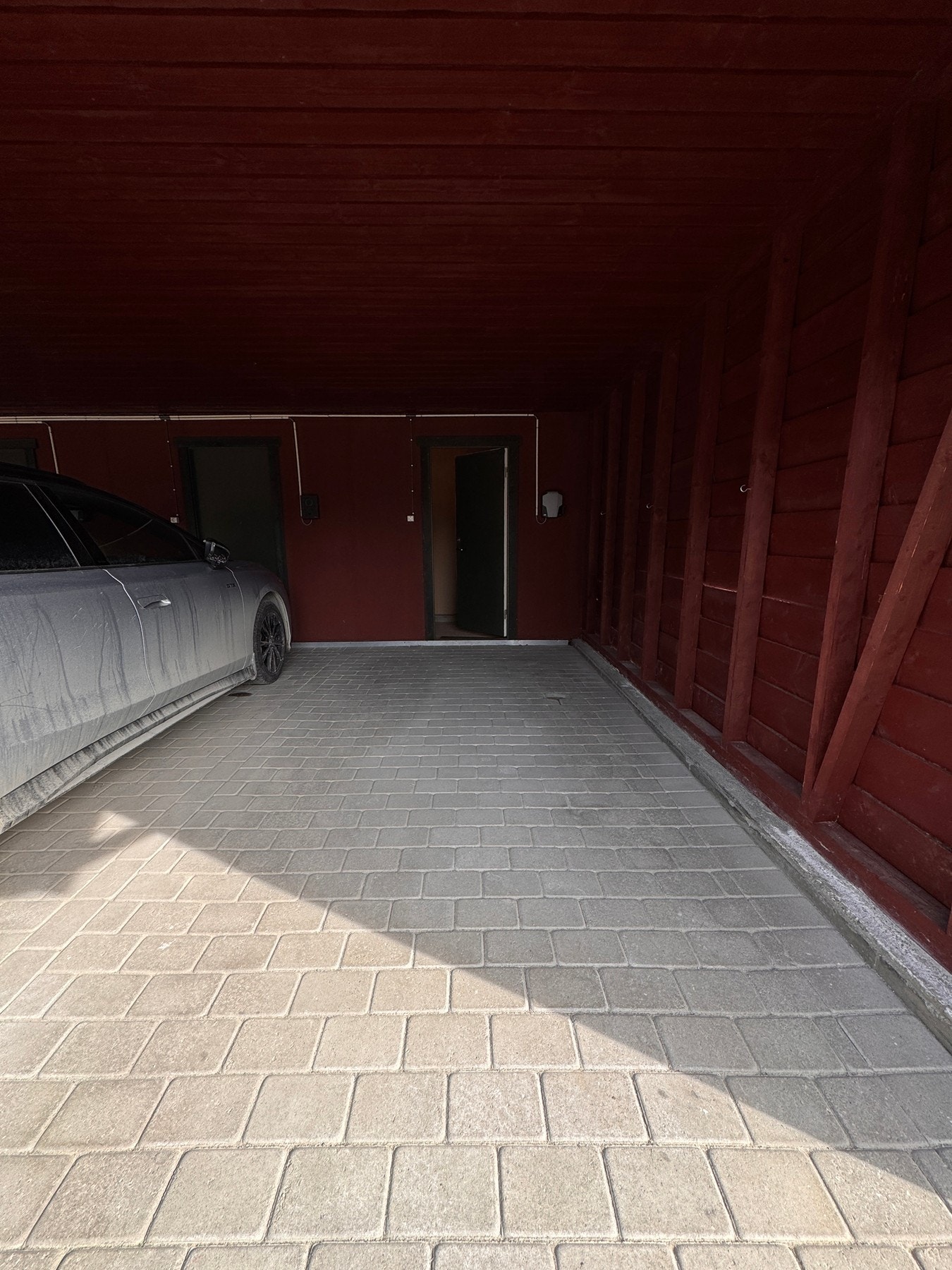 Inn via carporten kommer man til boden. Galleribilde